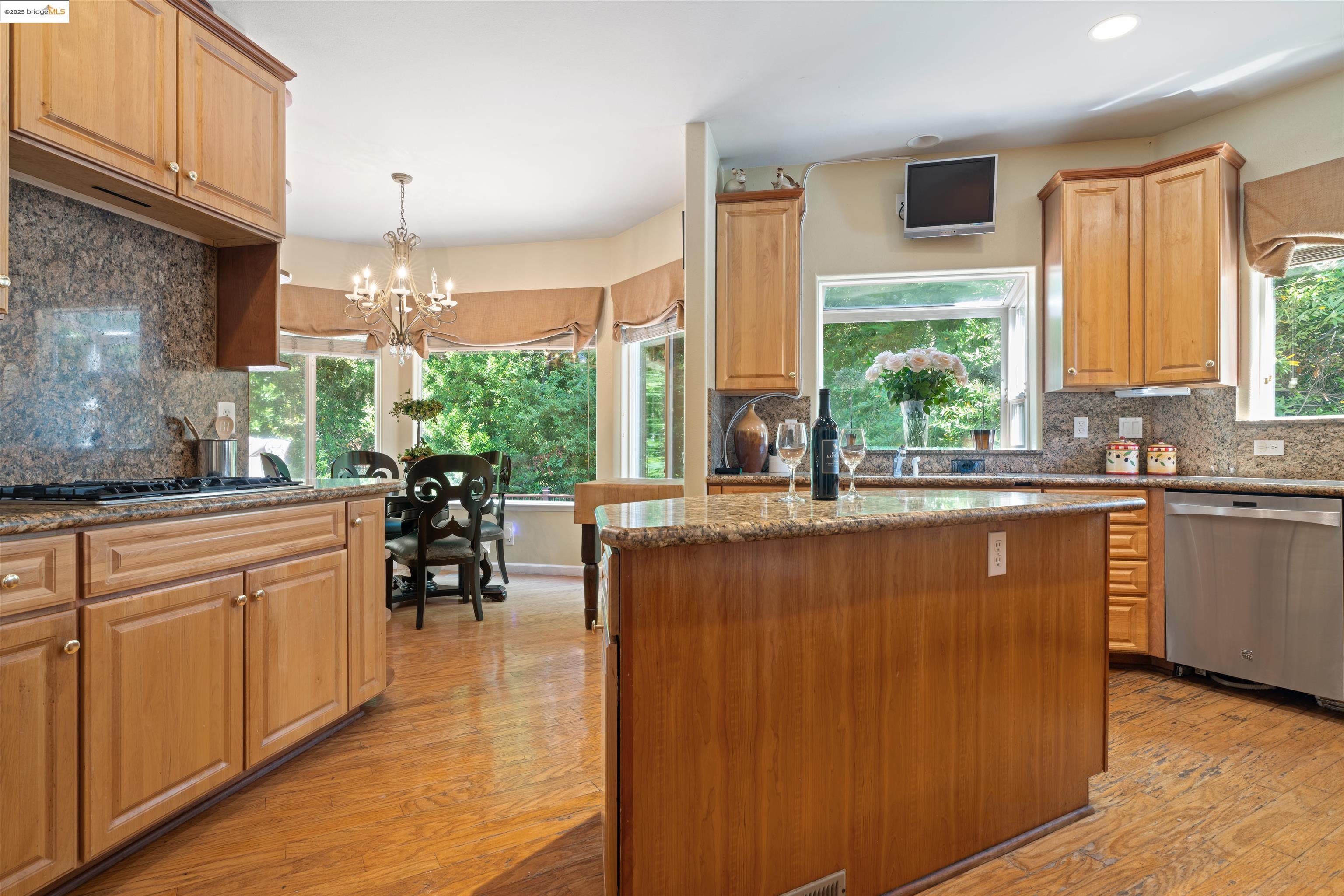 Detail Gallery Image 14 of 51 For 628 Stanley Ln, El Sobrante,  CA 94803 - 5 Beds | 3 Baths