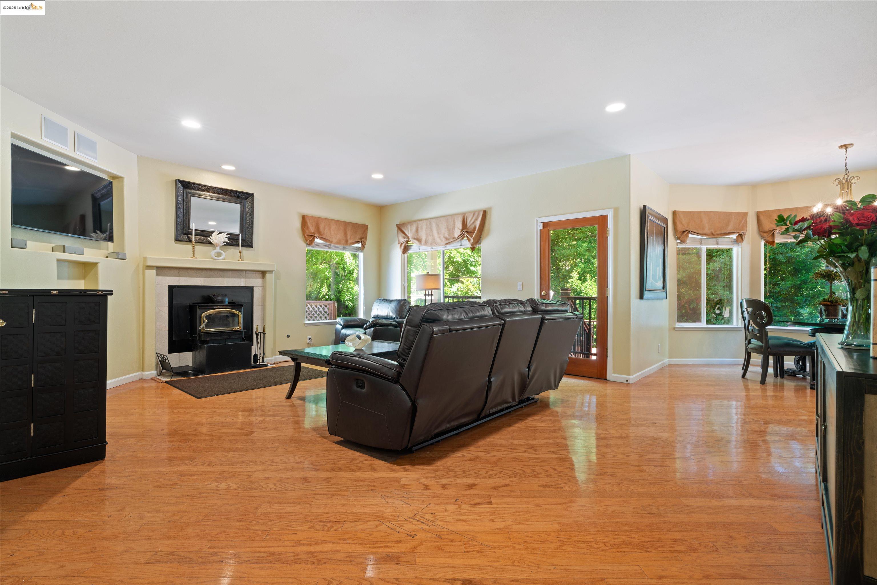 Detail Gallery Image 5 of 51 For 628 Stanley Ln, El Sobrante,  CA 94803 - 5 Beds | 3 Baths