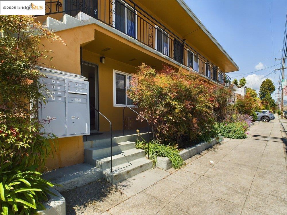 Detail Gallery Image 3 of 16 For 3811 Opal St #3801,  Oakland,  CA 94609 - 6 Beds | 6 Baths