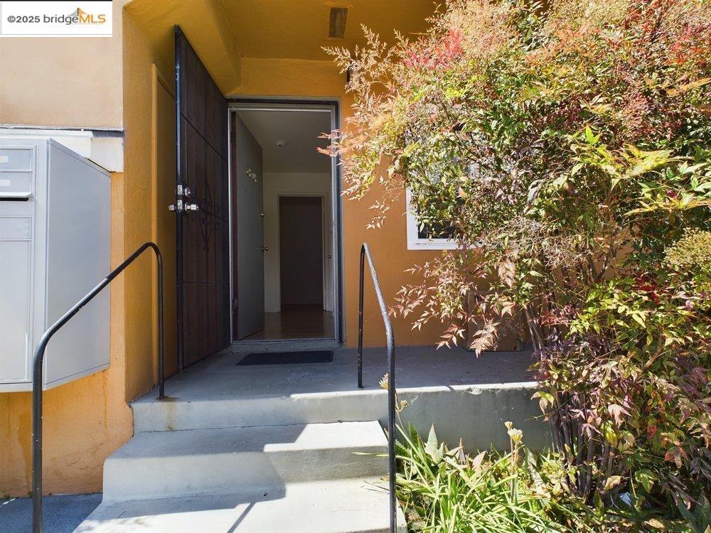Detail Gallery Image 5 of 16 For 3811 Opal St #3801,  Oakland,  CA 94609 - 6 Beds | 6 Baths