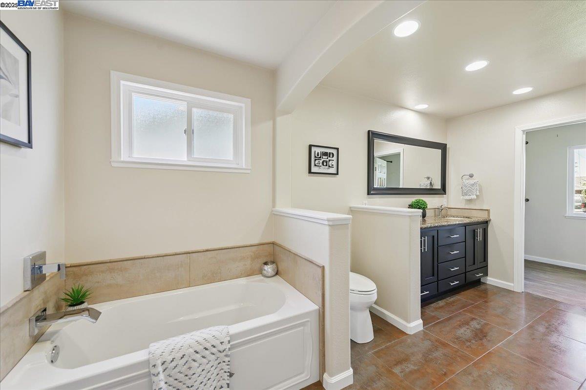 Detail Gallery Image 16 of 39 For 863 Los Alamos Ave, Livermore,  CA 94550 - 5 Beds | 2/1 Baths