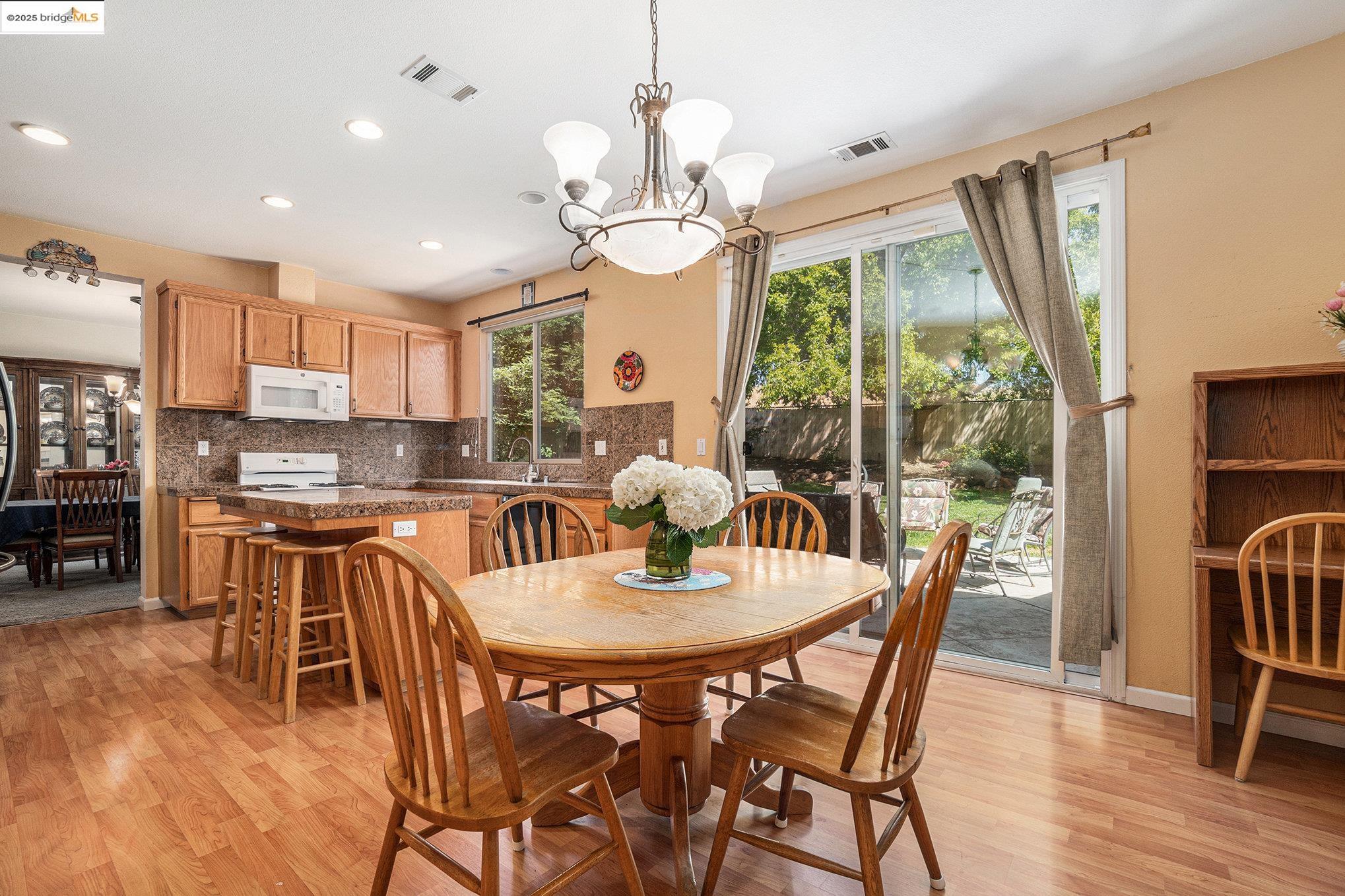 Detail Gallery Image 11 of 45 For 1919 Mount Conness Way, Antioch,  CA 94531 - 5 Beds | 3 Baths
