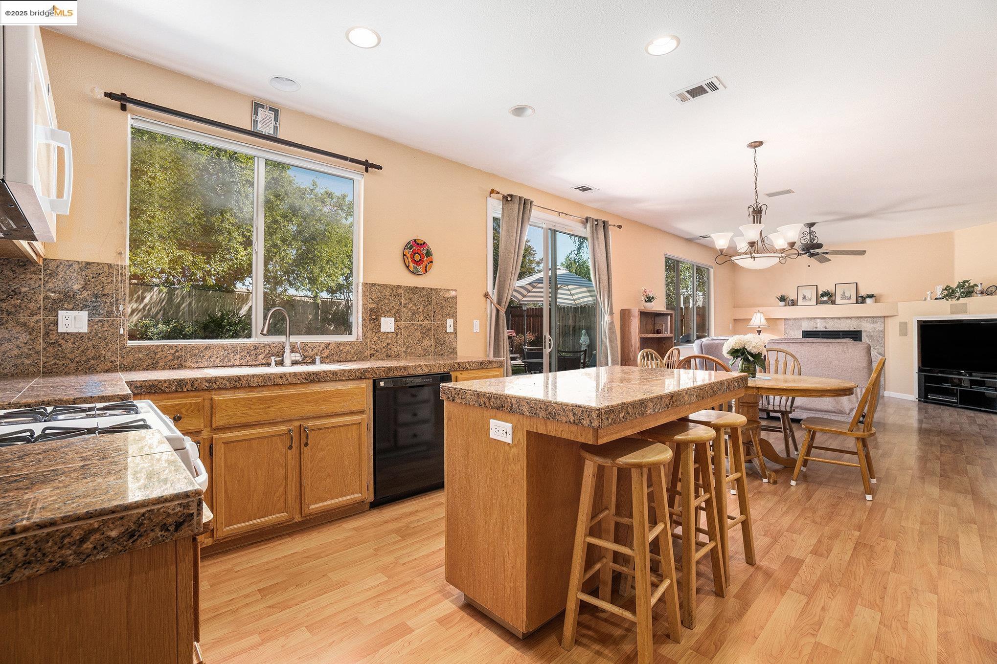 Detail Gallery Image 12 of 45 For 1919 Mount Conness Way, Antioch,  CA 94531 - 5 Beds | 3 Baths