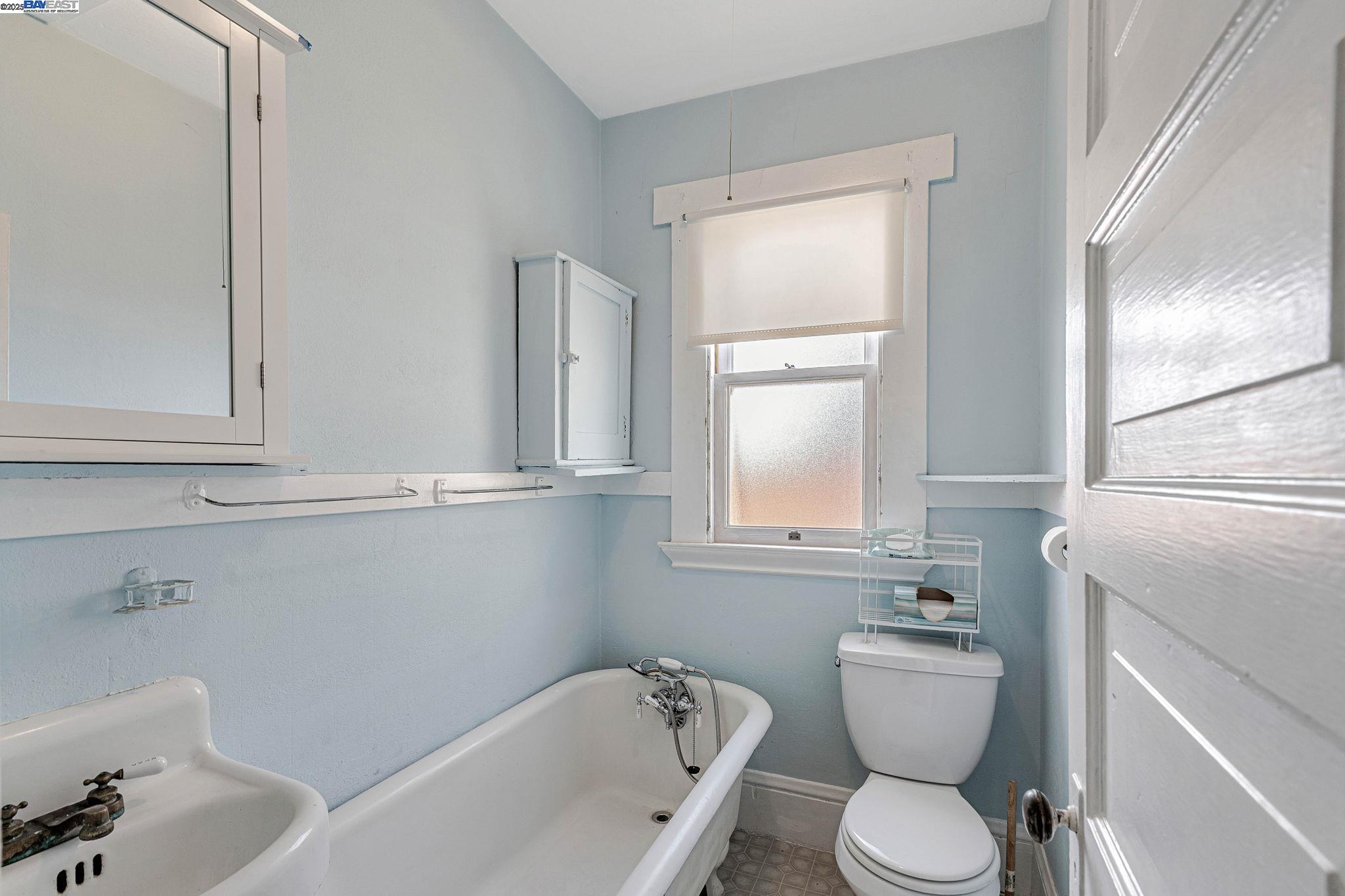 Detail Gallery Image 15 of 18 For 1540 16th Ave, Oakland,  CA 94606 - 2 Beds | 1 Baths