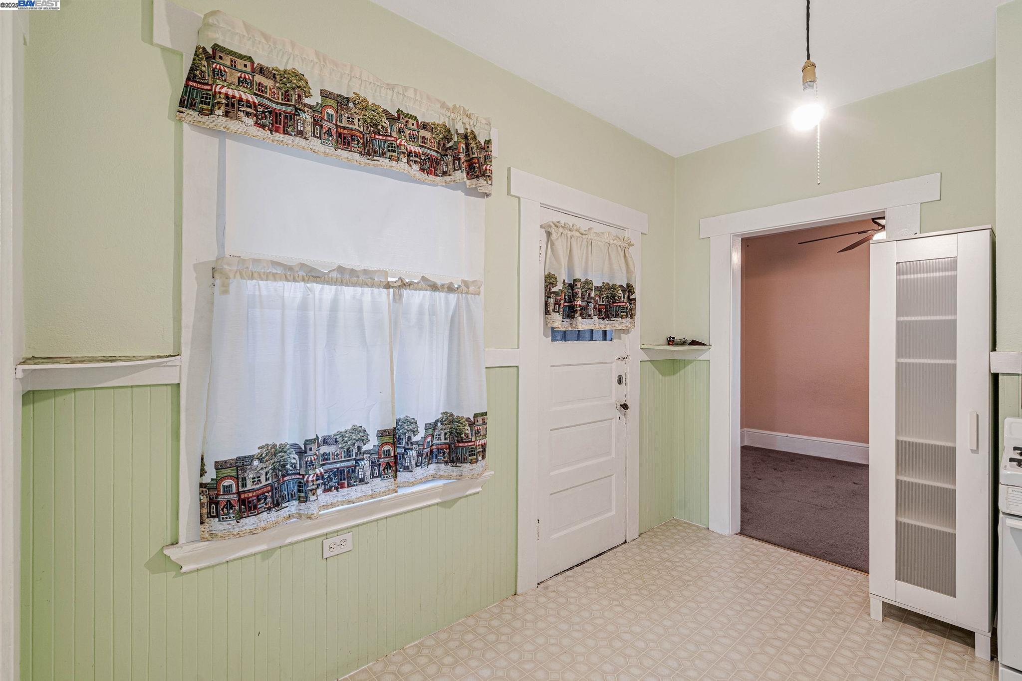 Detail Gallery Image 10 of 18 For 1540 16th Ave, Oakland,  CA 94606 - 2 Beds | 1 Baths