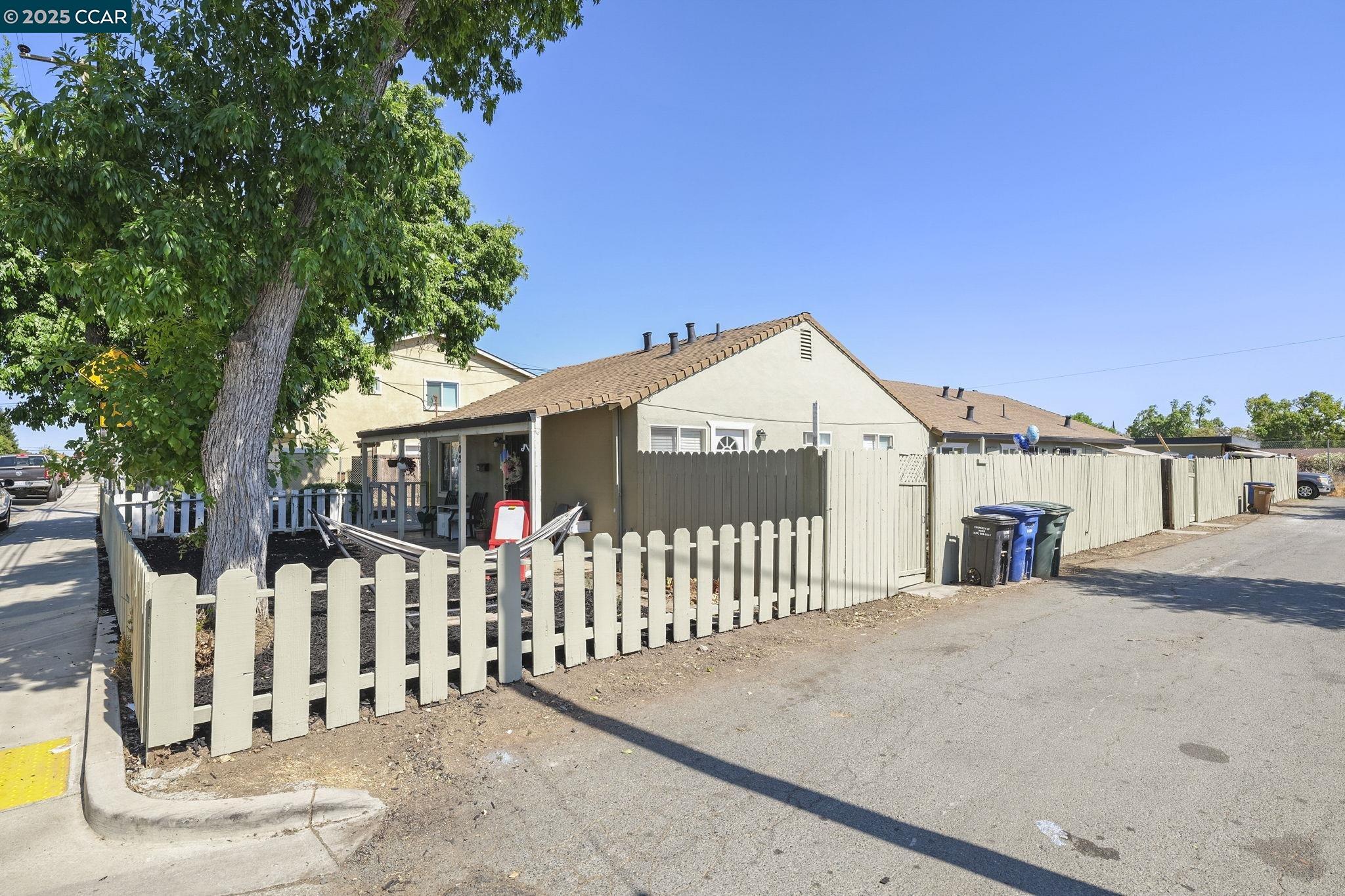 Detail Gallery Image 5 of 18 For 102 Alturas Ave, Pittsburg,  CA 94565 - – Beds | – Baths