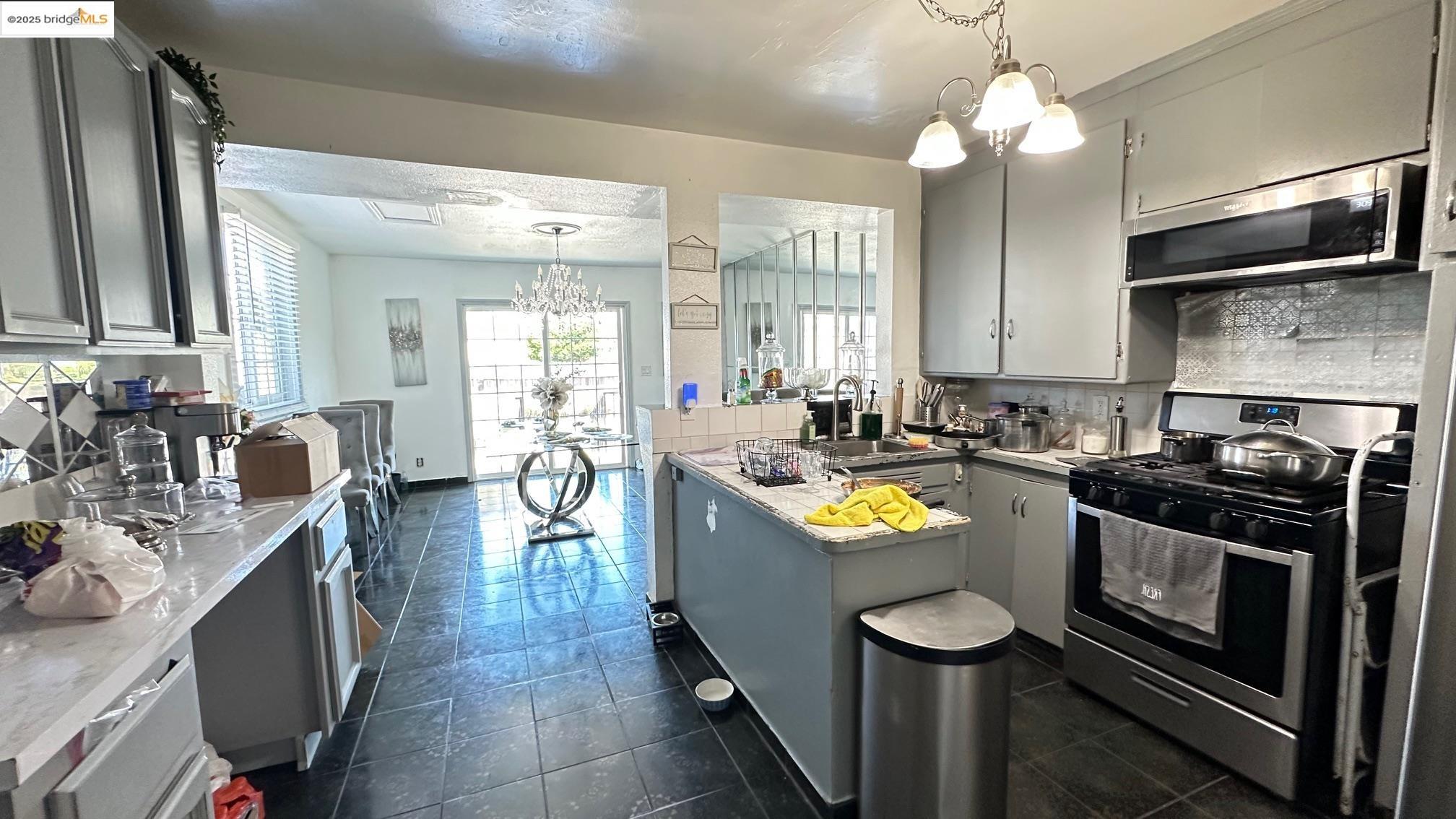 Detail Gallery Image 4 of 9 For 1929 Lincoln Avenue, Richmond,  CA 94801 - 3 Beds | 1 Baths