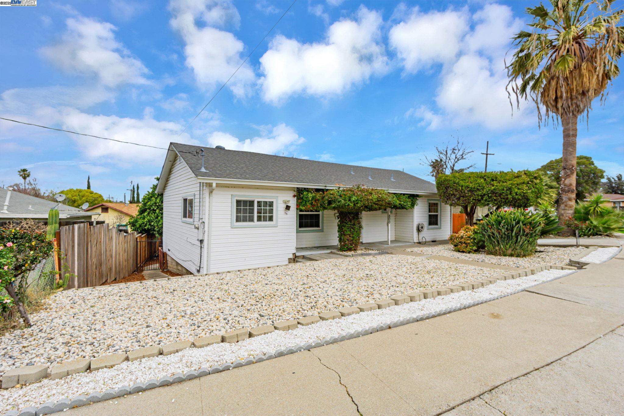 Detail Gallery Image 1 of 29 For 800 W 14th St, Antioch,  CA 94509 - 3 Beds | 1 Baths