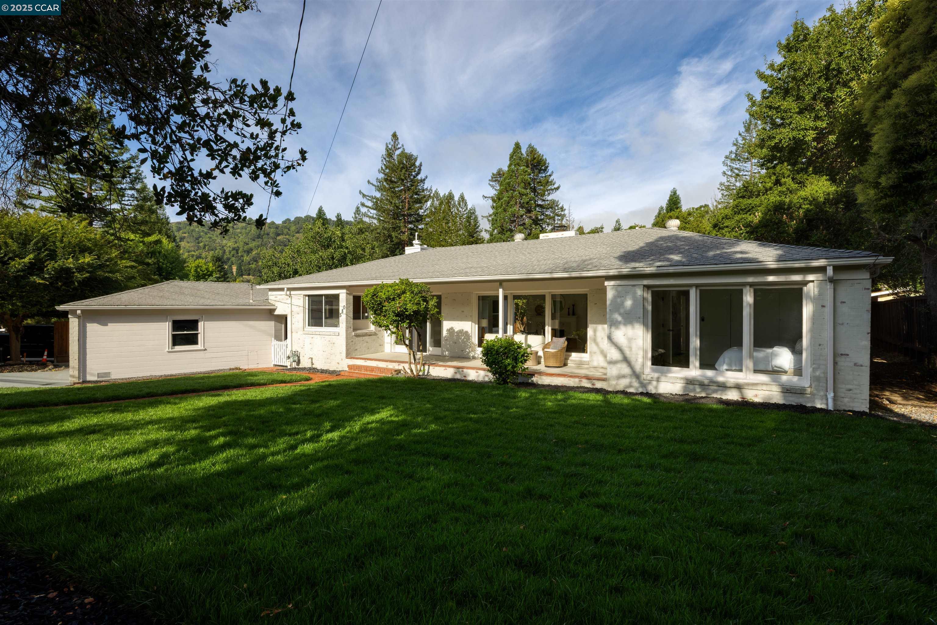 Detail Gallery Image 2 of 46 For 580 Moraga Way, Orinda,  CA 94563 - 3 Beds | 2 Baths