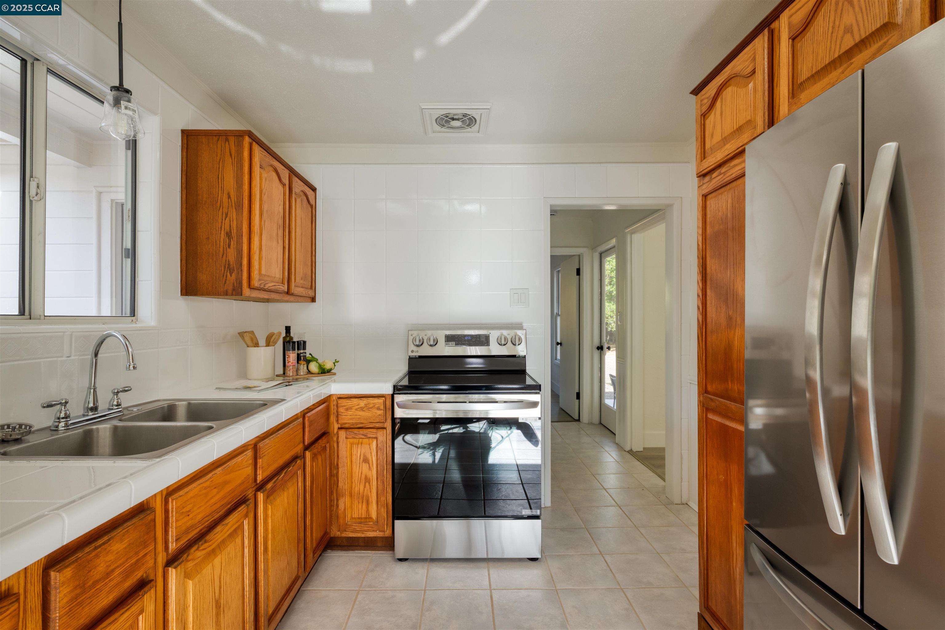 Detail Gallery Image 13 of 46 For 580 Moraga Way, Orinda,  CA 94563 - 3 Beds | 2 Baths