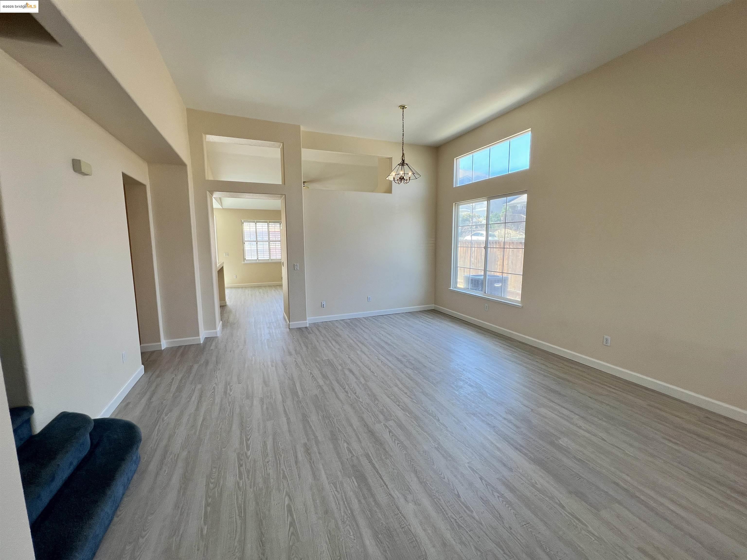 Detail Gallery Image 1 of 33 For 1371 Brooktrail Dr, Pittsburg,  CA 94565 - 6 Beds | 3/1 Baths