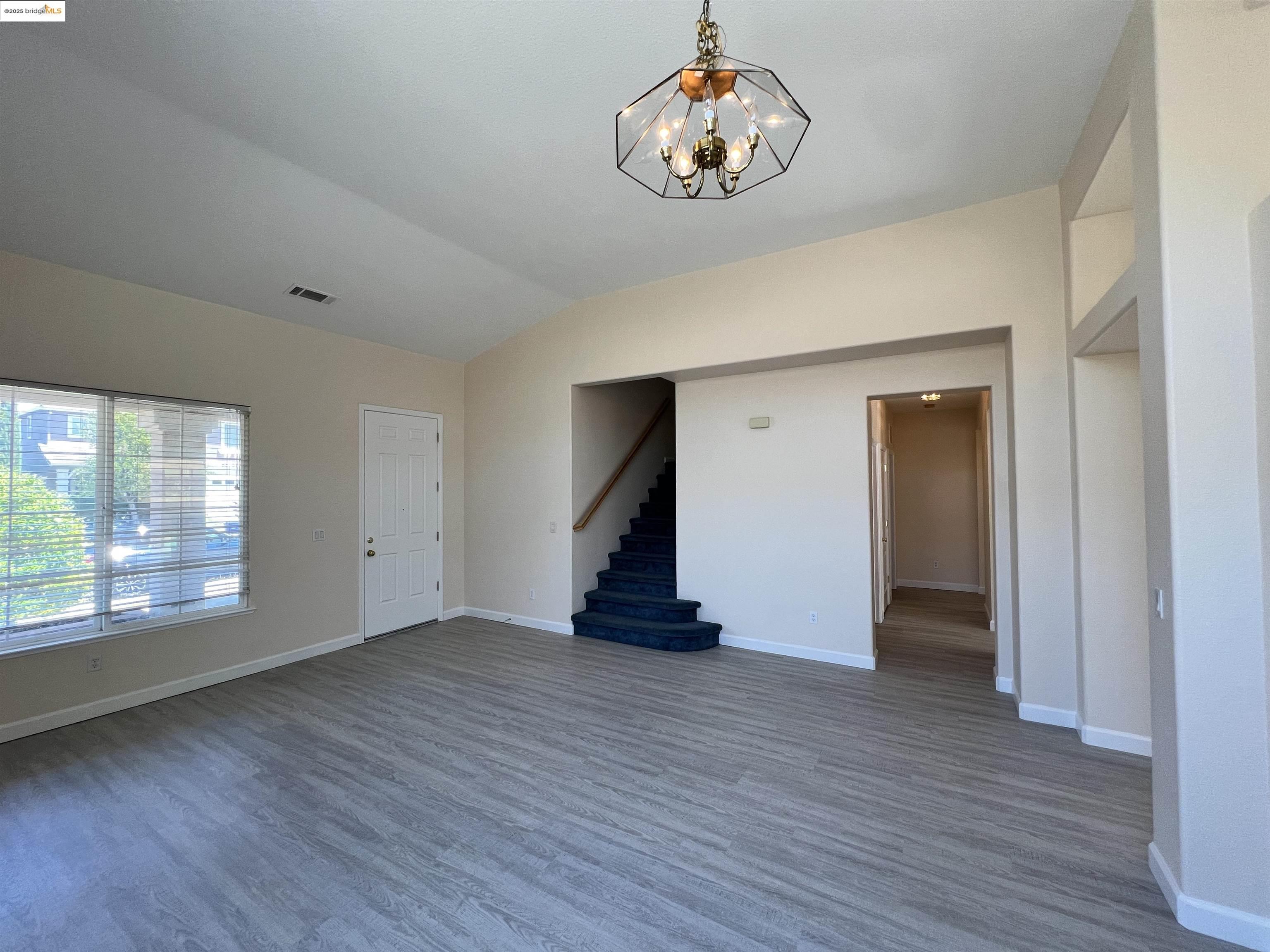 Detail Gallery Image 2 of 33 For 1371 Brooktrail Dr, Pittsburg,  CA 94565 - 6 Beds | 3/1 Baths