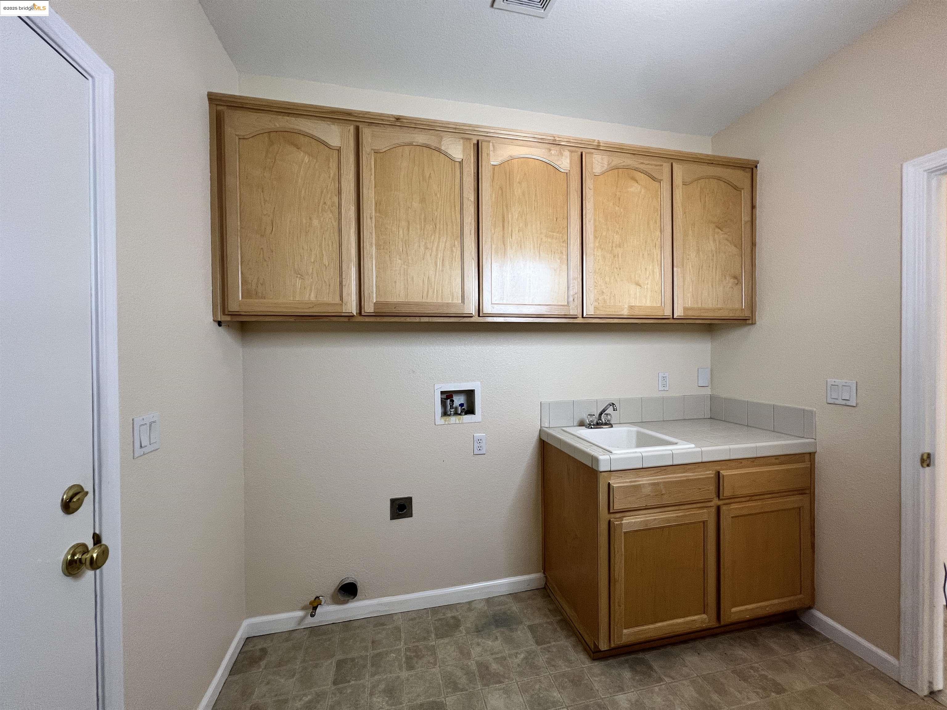 Detail Gallery Image 11 of 33 For 1371 Brooktrail Dr, Pittsburg,  CA 94565 - 6 Beds | 3/1 Baths