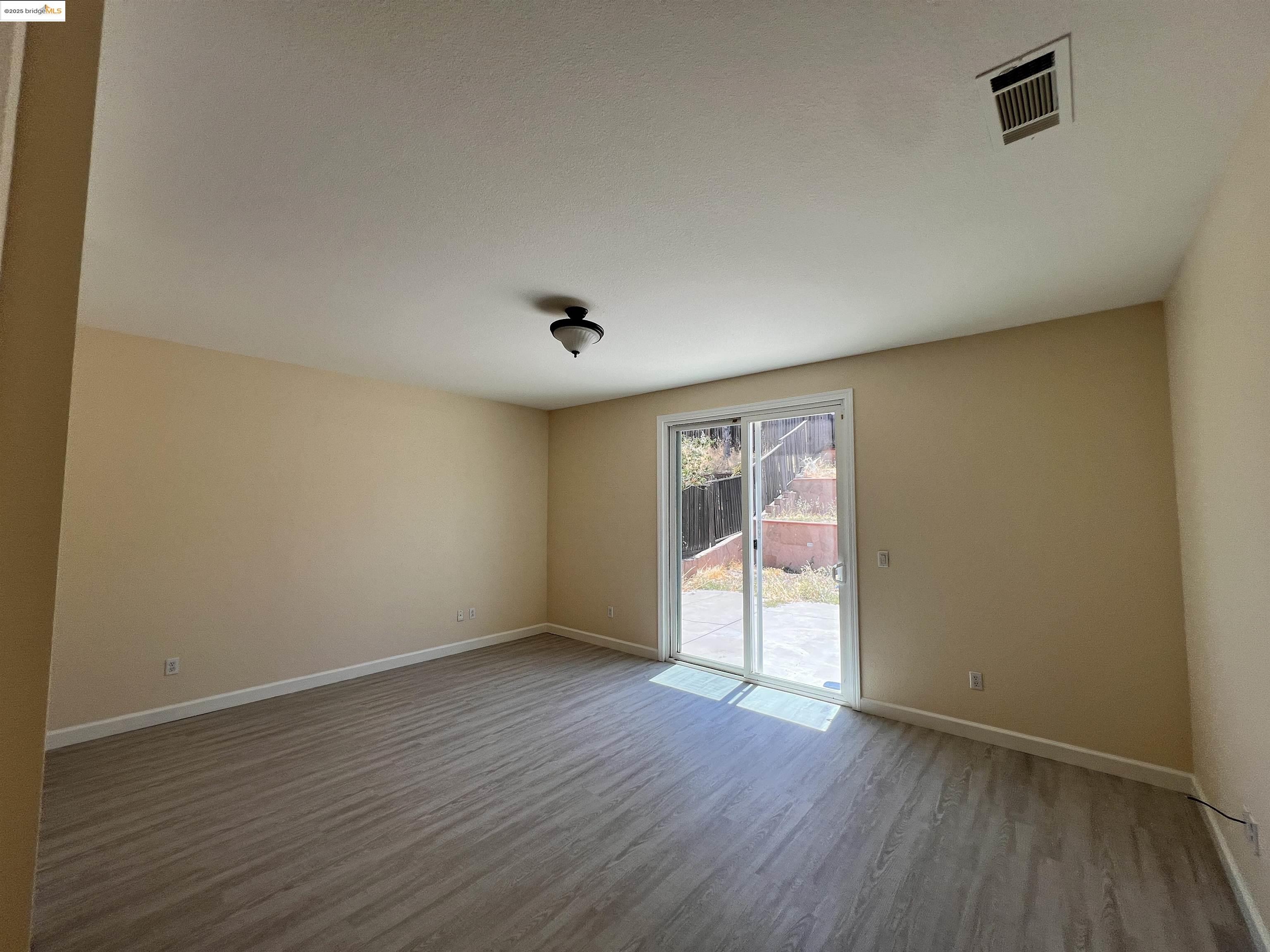 Detail Gallery Image 12 of 33 For 1371 Brooktrail Dr, Pittsburg,  CA 94565 - 6 Beds | 3/1 Baths