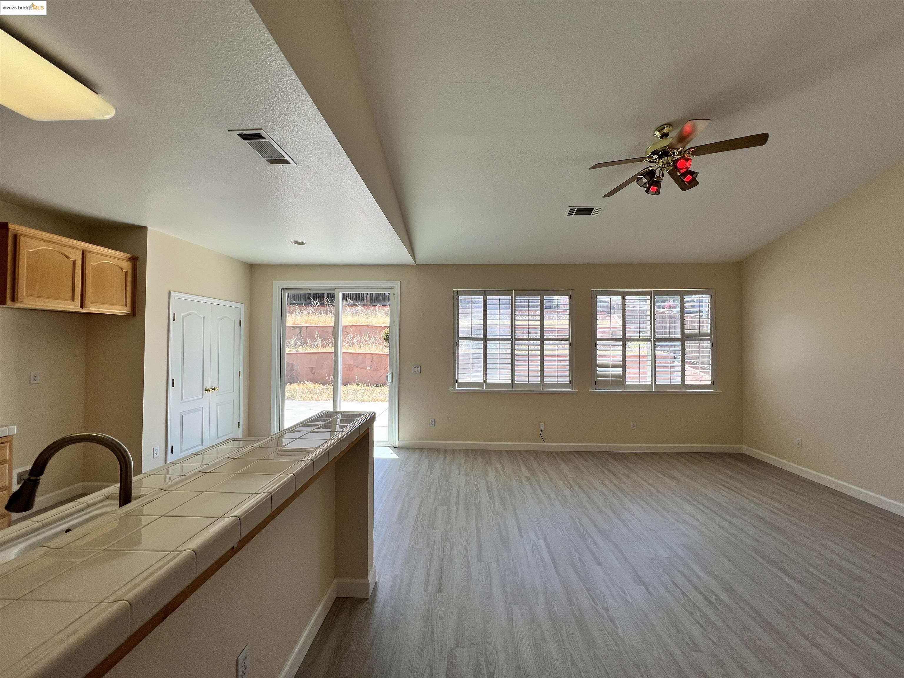 Detail Gallery Image 3 of 33 For 1371 Brooktrail Dr, Pittsburg,  CA 94565 - 6 Beds | 3/1 Baths