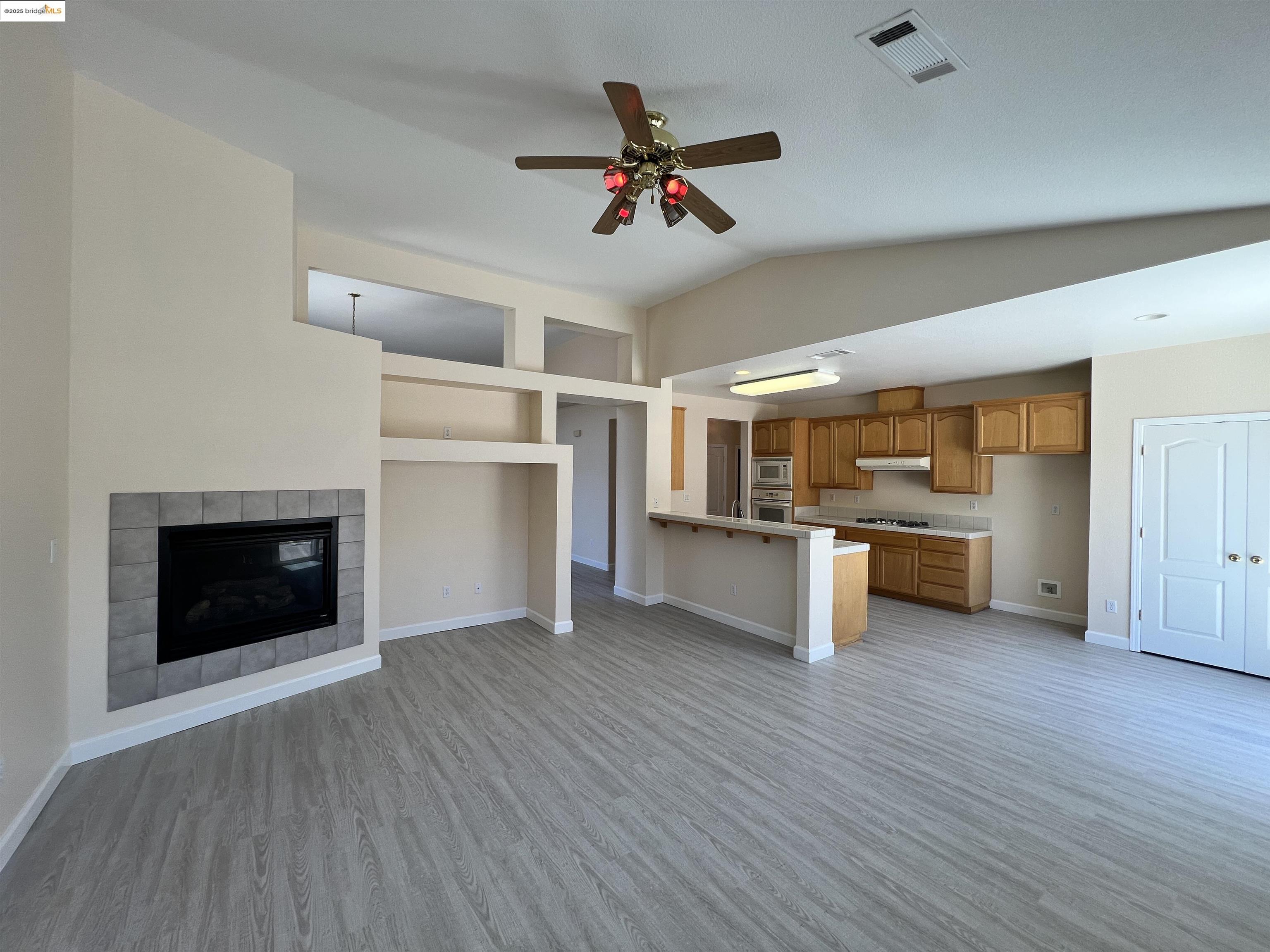 Detail Gallery Image 4 of 33 For 1371 Brooktrail Dr, Pittsburg,  CA 94565 - 6 Beds | 3/1 Baths