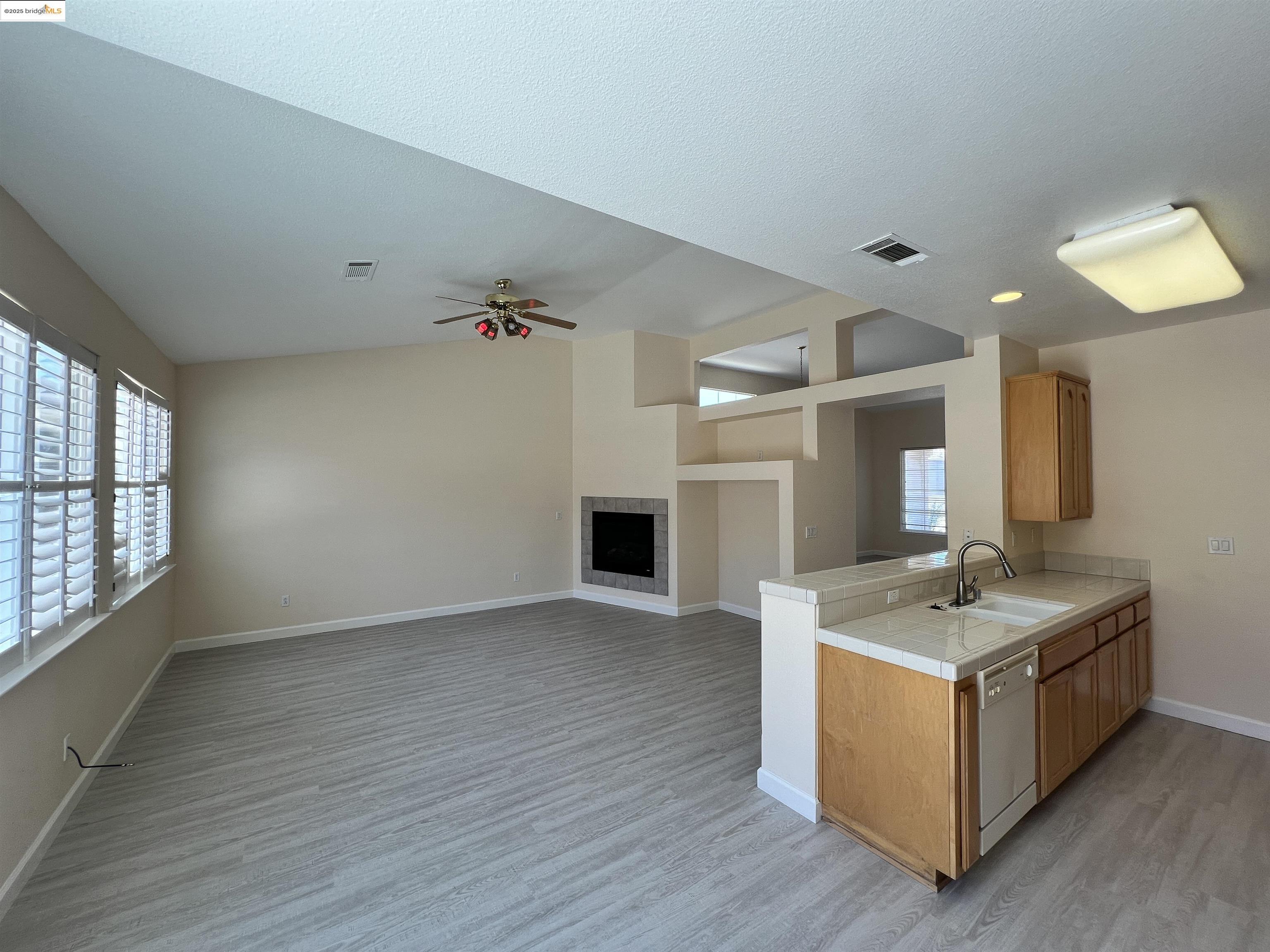Detail Gallery Image 5 of 33 For 1371 Brooktrail Dr, Pittsburg,  CA 94565 - 6 Beds | 3/1 Baths