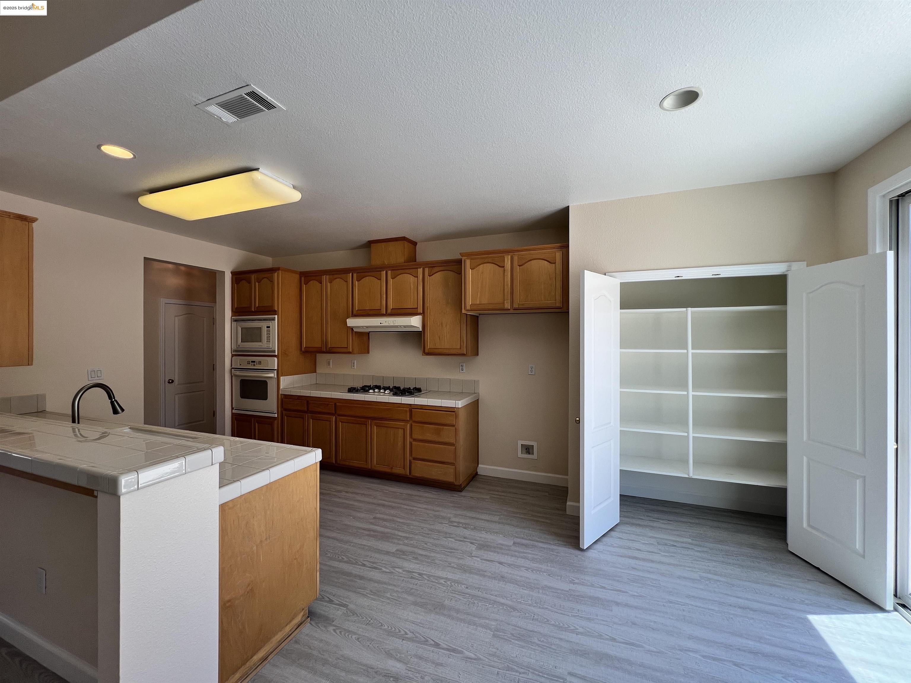 Detail Gallery Image 6 of 33 For 1371 Brooktrail Dr, Pittsburg,  CA 94565 - 6 Beds | 3/1 Baths