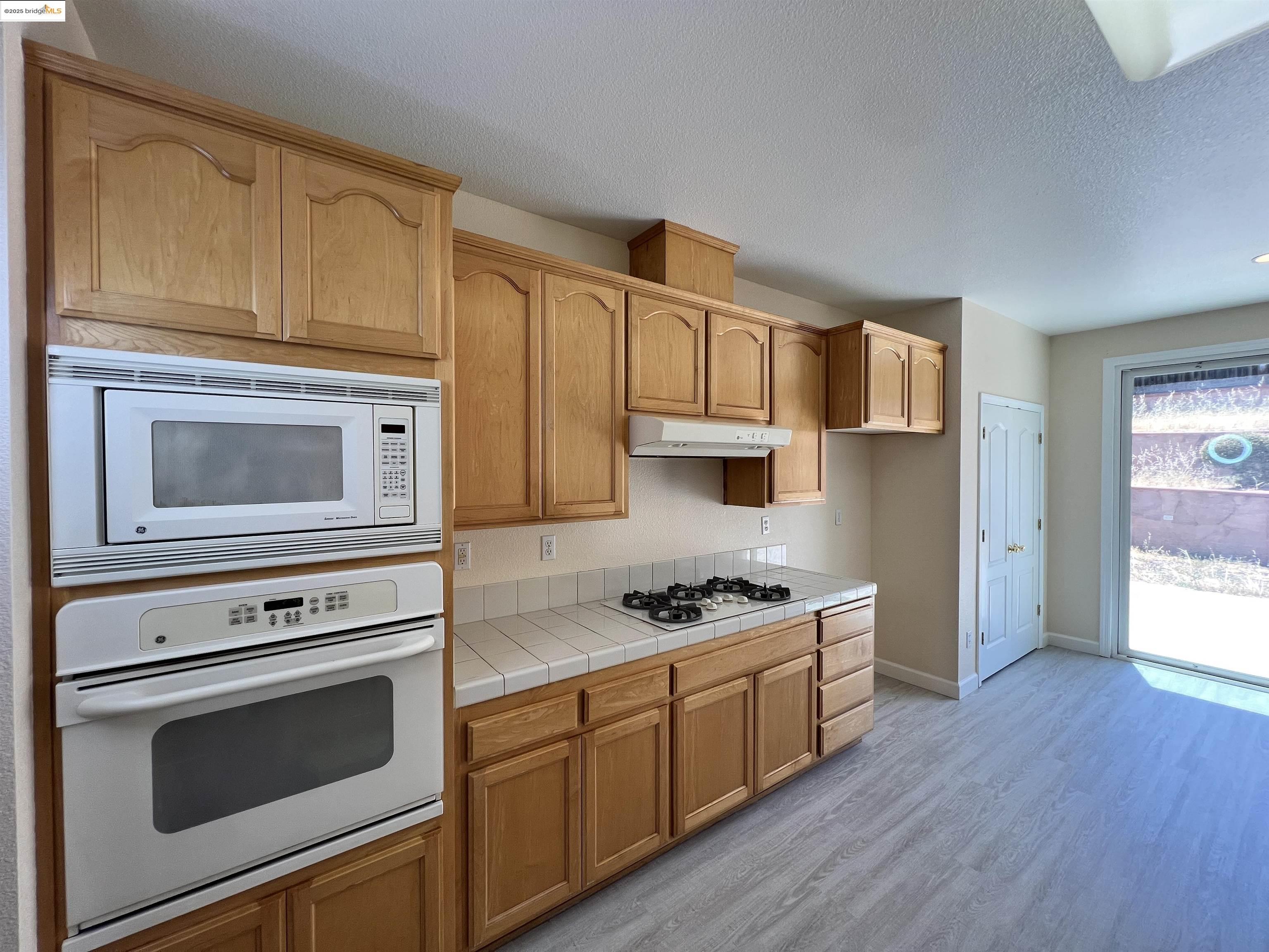 Detail Gallery Image 7 of 33 For 1371 Brooktrail Dr, Pittsburg,  CA 94565 - 6 Beds | 3/1 Baths