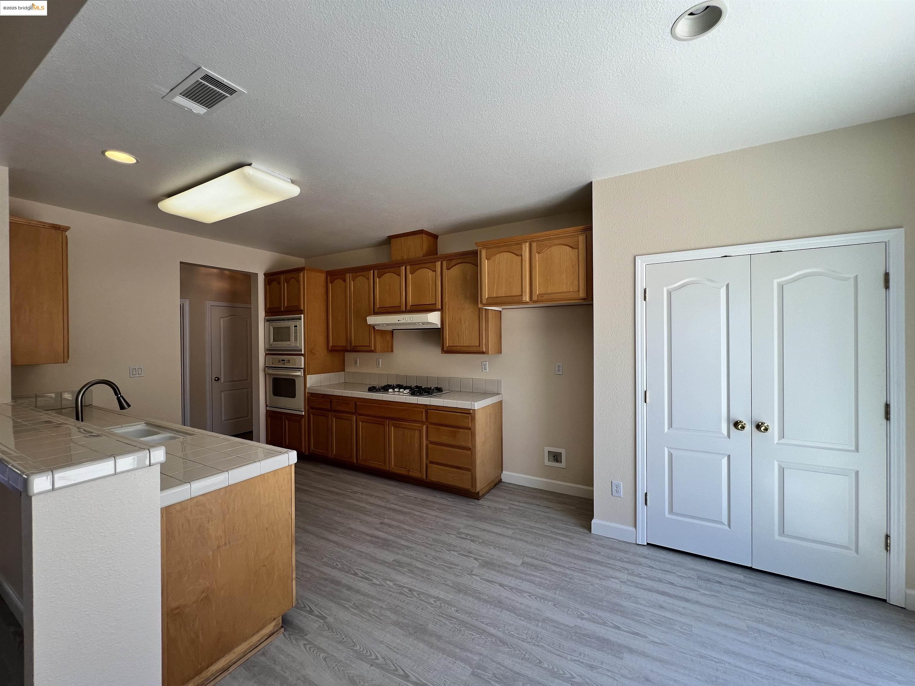 Detail Gallery Image 8 of 33 For 1371 Brooktrail Dr, Pittsburg,  CA 94565 - 6 Beds | 3/1 Baths