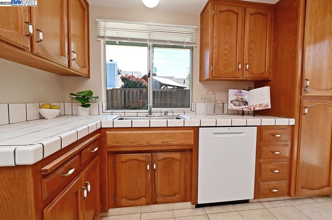 Detail Gallery Image 6 of 27 For 476 Mulqueeney St, Livermore,  CA 94550 - 3 Beds | 2 Baths