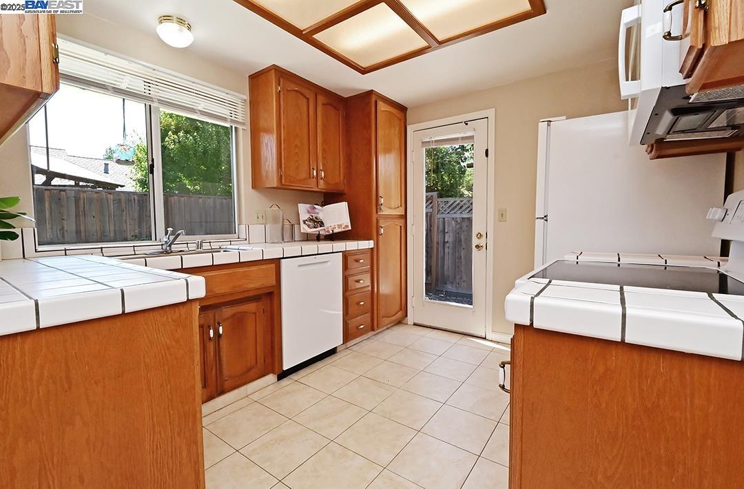 Detail Gallery Image 8 of 27 For 476 Mulqueeney St, Livermore,  CA 94550 - 3 Beds | 2 Baths