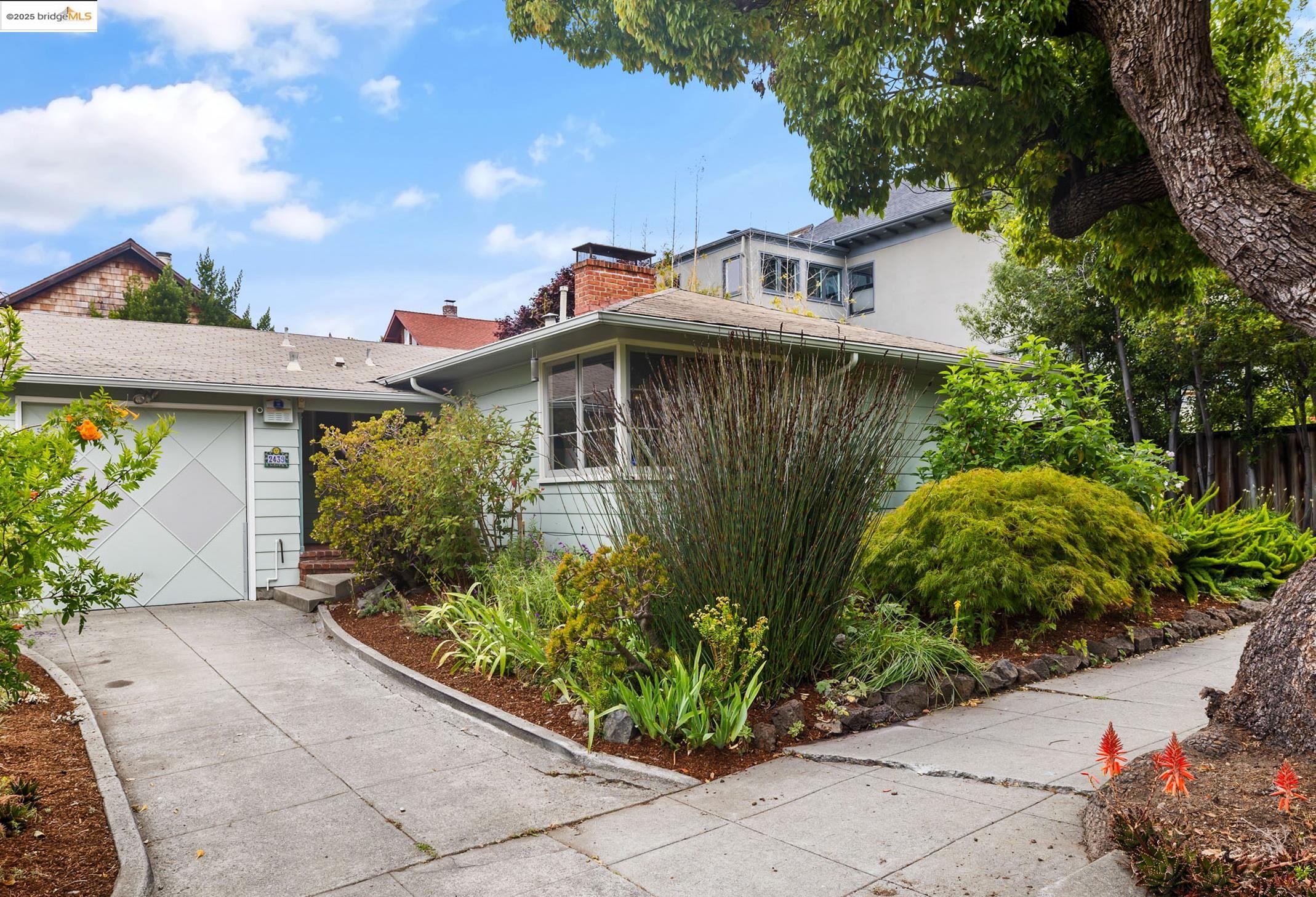 Detail Gallery Image 2 of 37 For 2439 Oregon St, Berkeley,  CA 94705 - 2 Beds | 1 Baths