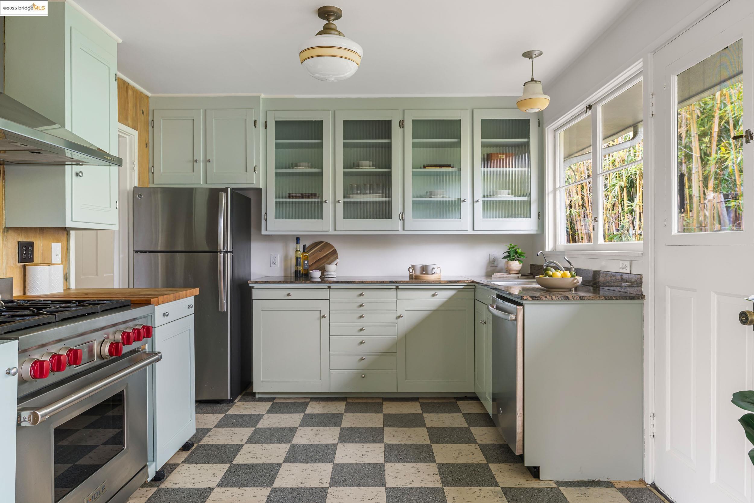 Detail Gallery Image 14 of 37 For 2439 Oregon St, Berkeley,  CA 94705 - 2 Beds | 1 Baths