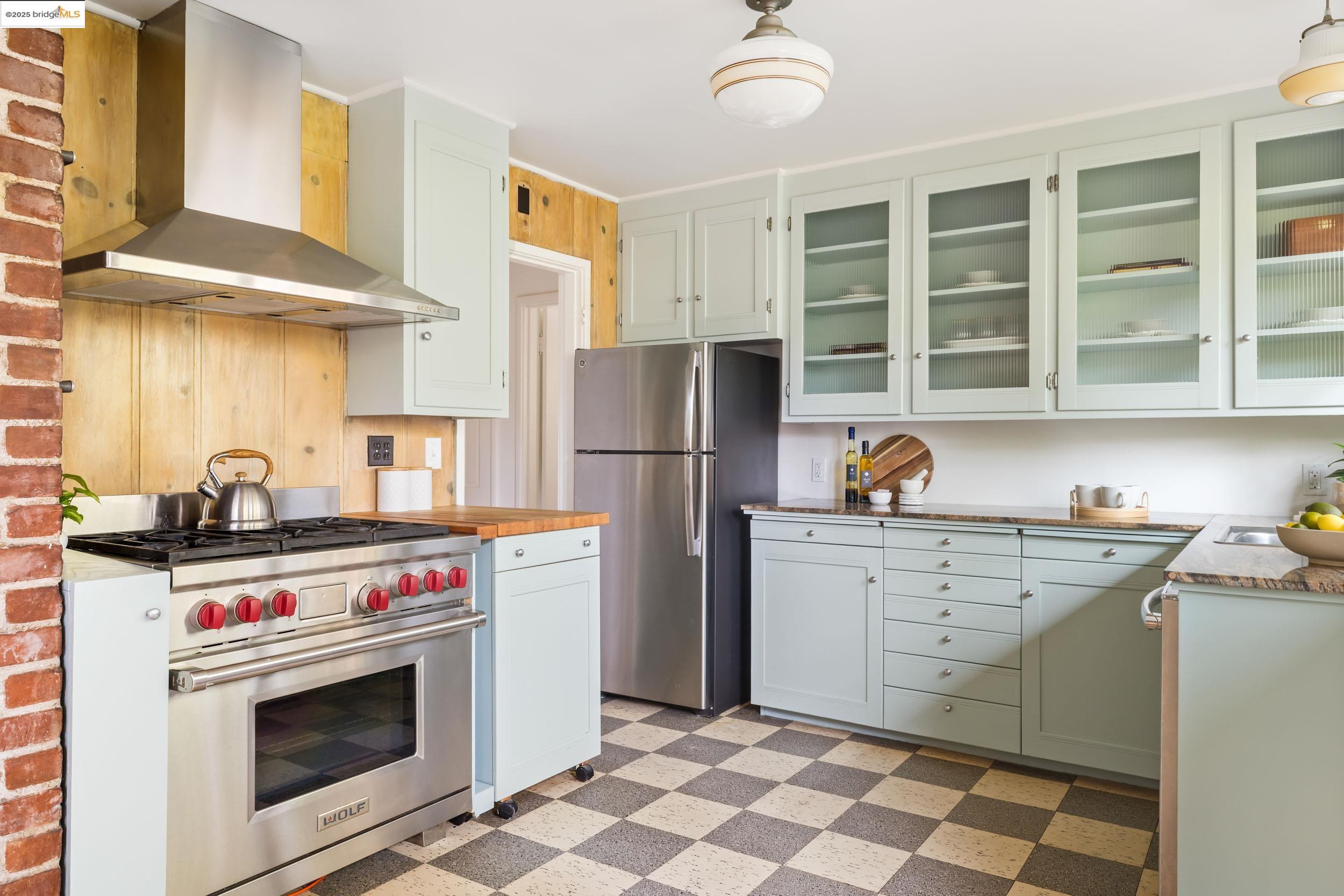 Detail Gallery Image 15 of 37 For 2439 Oregon St, Berkeley,  CA 94705 - 2 Beds | 1 Baths