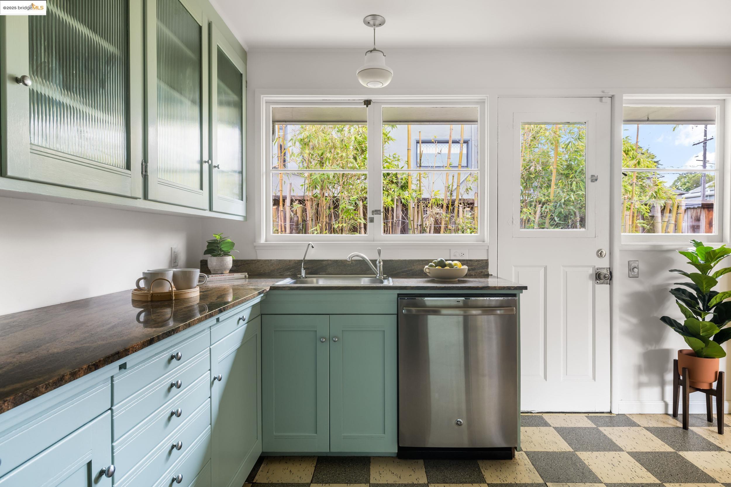 Detail Gallery Image 17 of 37 For 2439 Oregon St, Berkeley,  CA 94705 - 2 Beds | 1 Baths