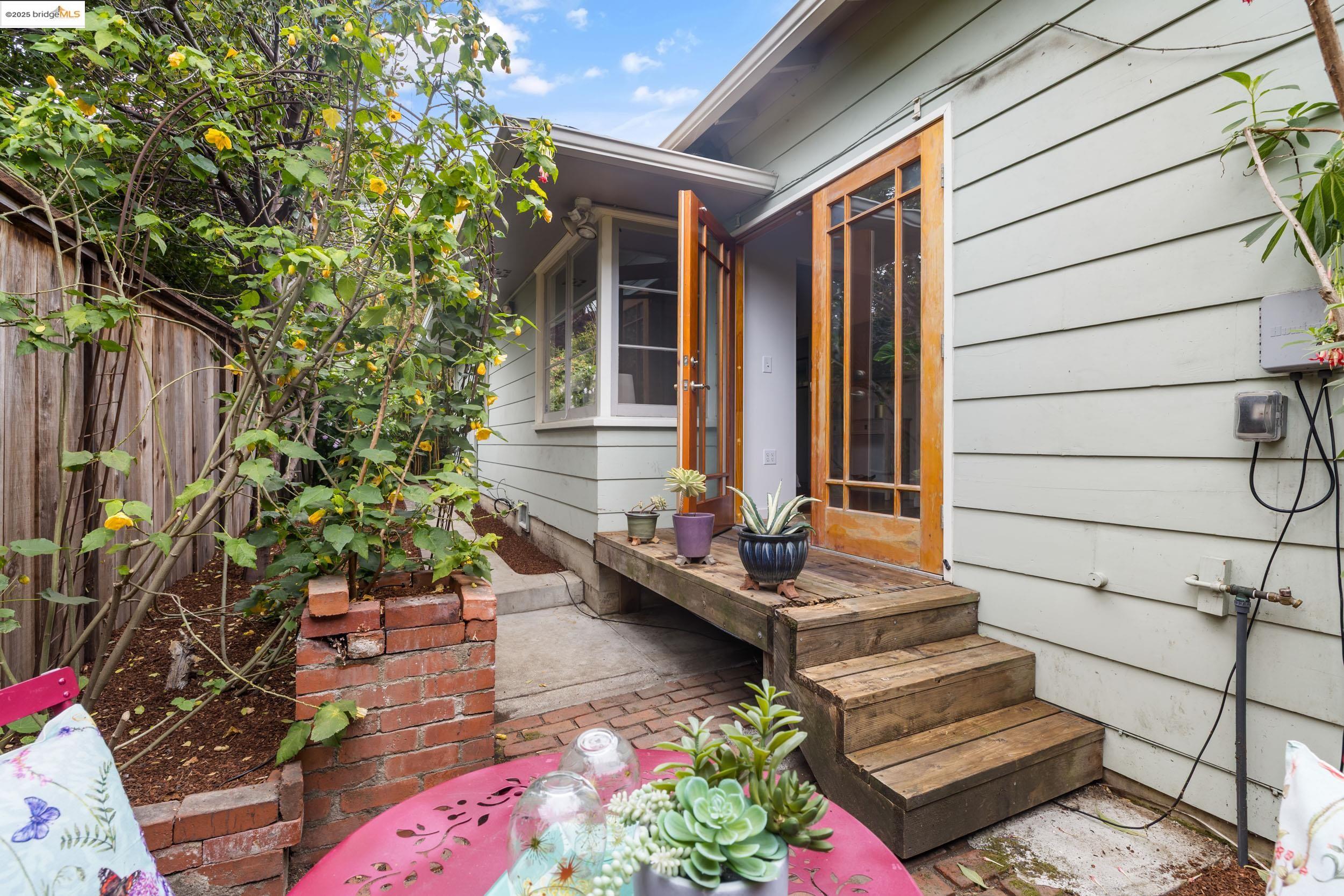 Detail Gallery Image 27 of 37 For 2439 Oregon St, Berkeley,  CA 94705 - 2 Beds | 1 Baths