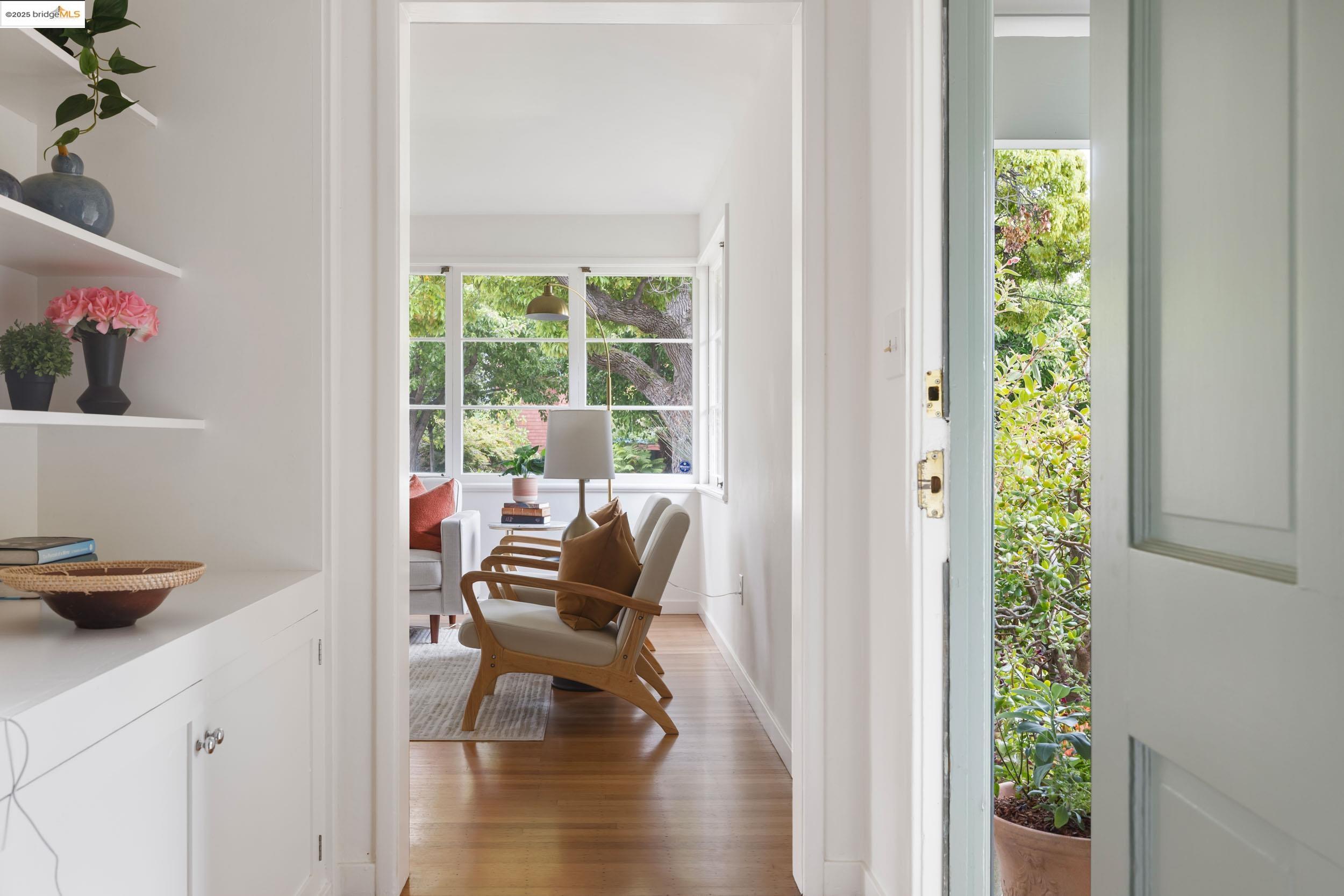 Detail Gallery Image 4 of 37 For 2439 Oregon St, Berkeley,  CA 94705 - 2 Beds | 1 Baths