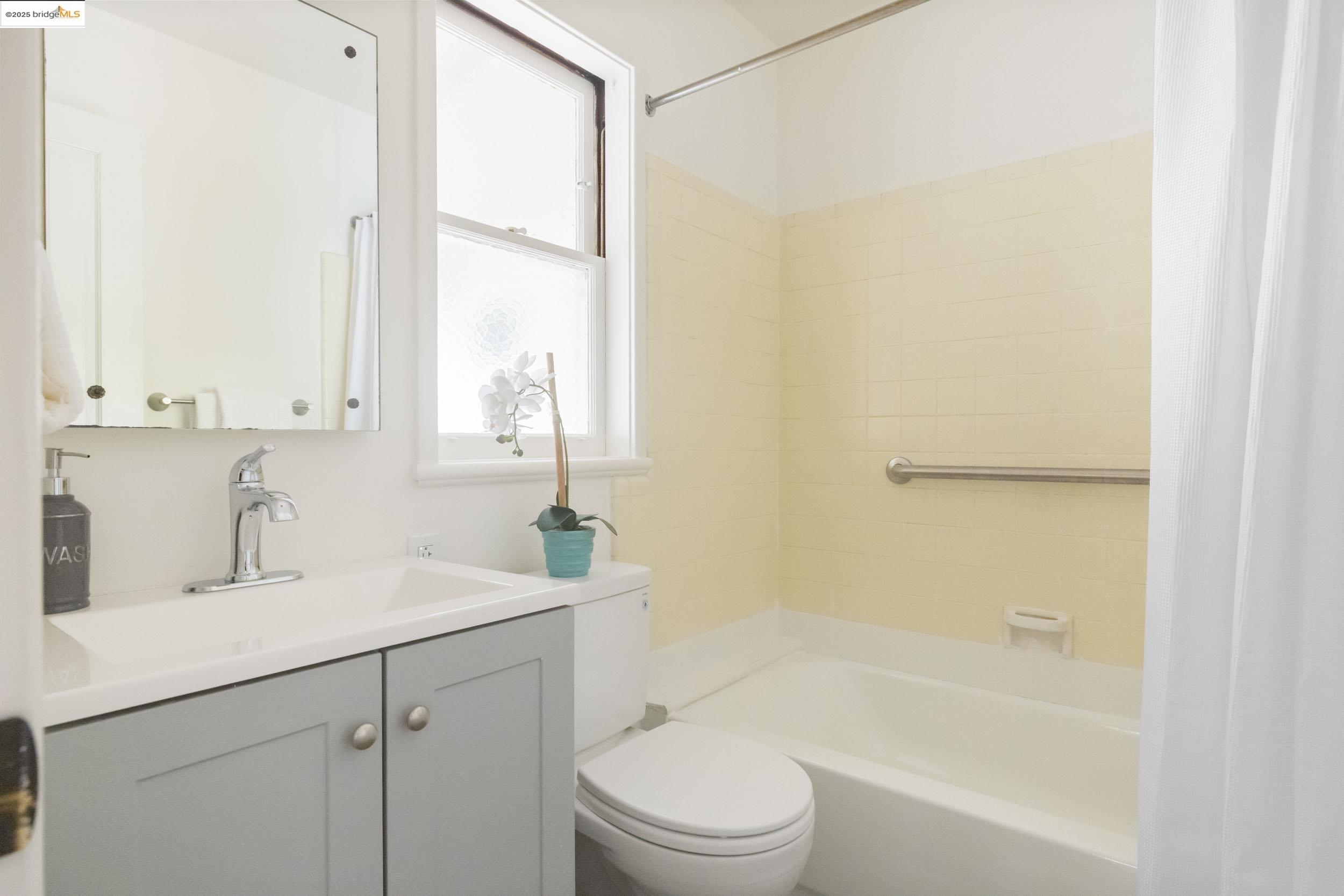 Detail Gallery Image 32 of 37 For 2439 Oregon St, Berkeley,  CA 94705 - 2 Beds | 1 Baths