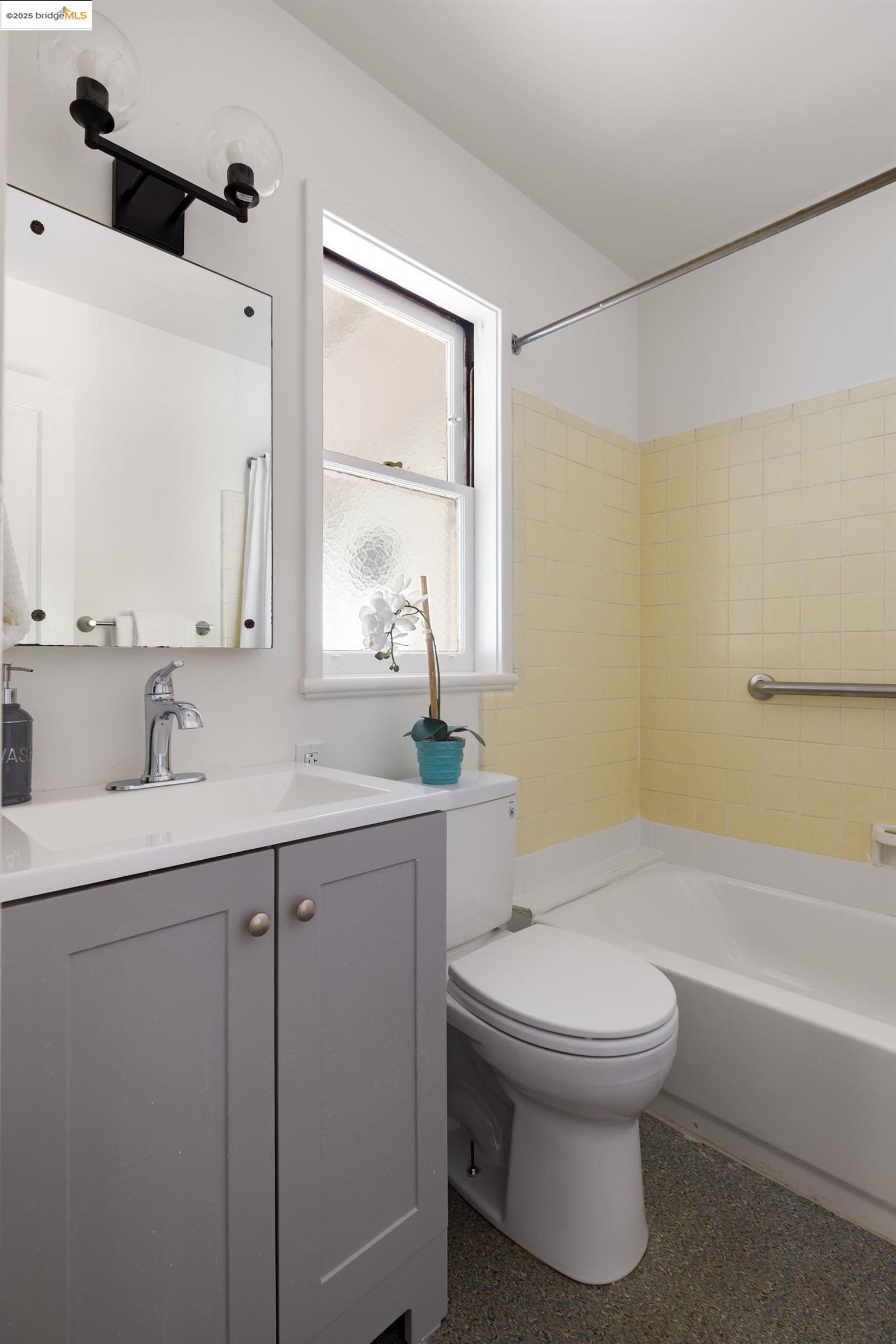 Detail Gallery Image 33 of 37 For 2439 Oregon St, Berkeley,  CA 94705 - 2 Beds | 1 Baths