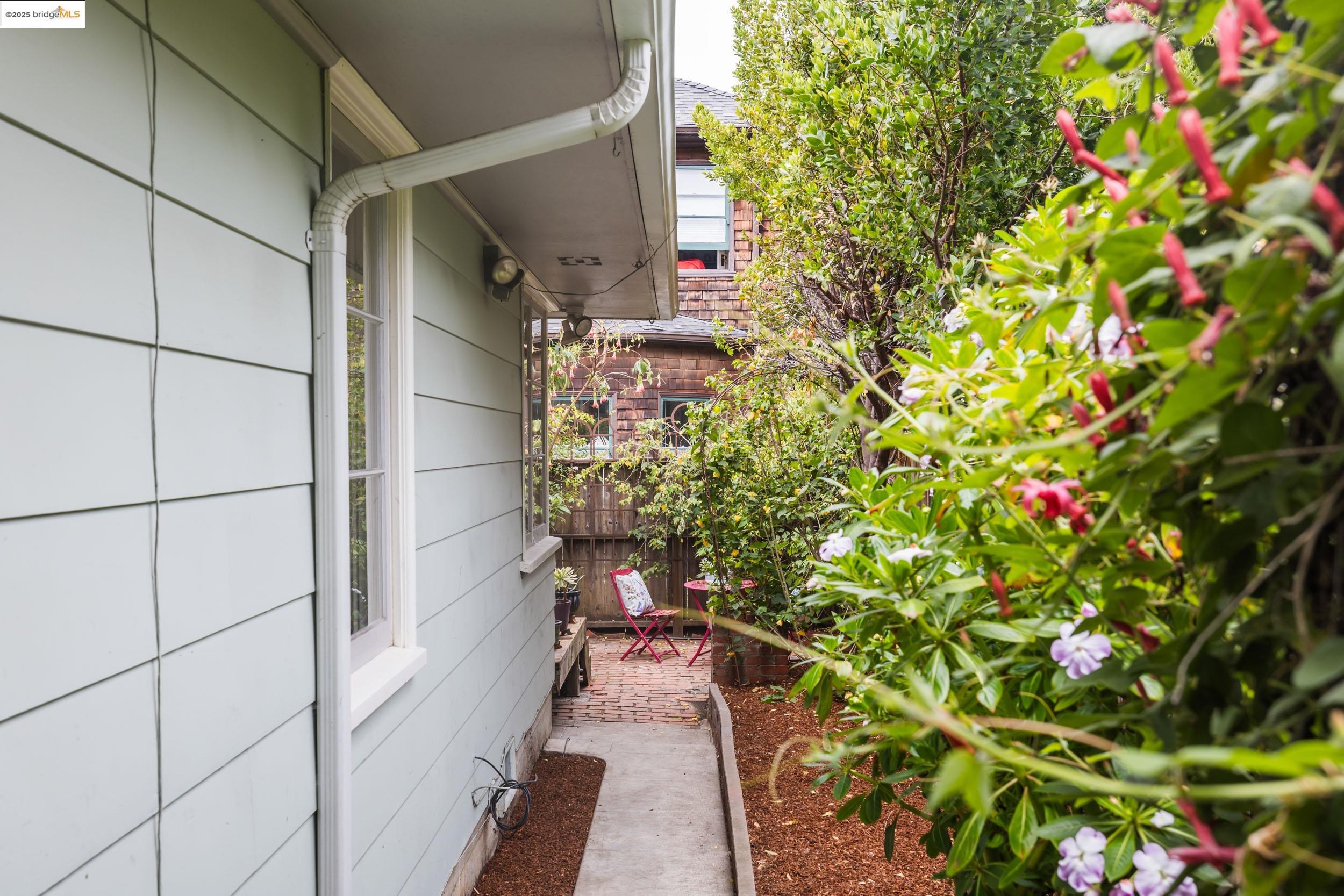 Detail Gallery Image 35 of 37 For 2439 Oregon St, Berkeley,  CA 94705 - 2 Beds | 1 Baths