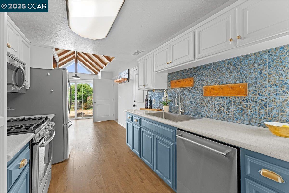 Detail Gallery Image 3 of 52 For 901 N Rancho Rd, El Sobrante,  CA 94803 - 4 Beds | 3 Baths
