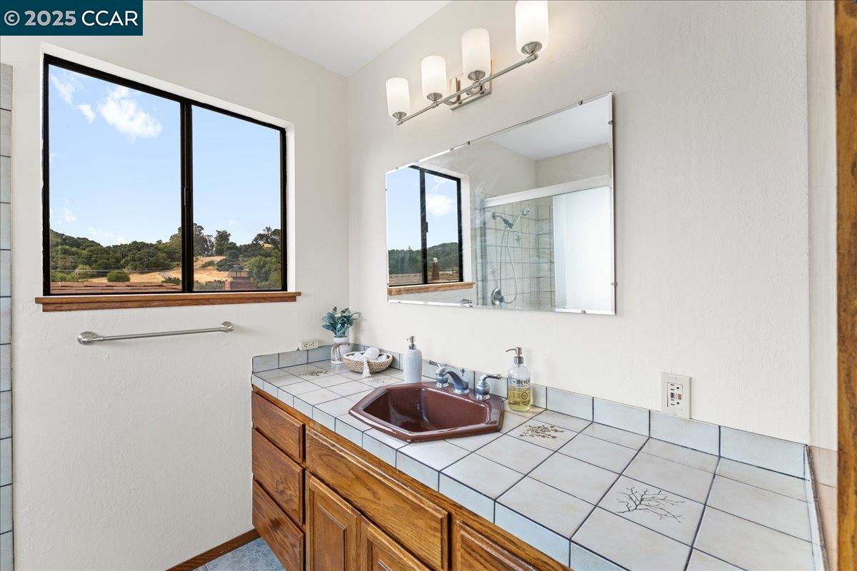 Detail Gallery Image 29 of 52 For 901 N Rancho Rd, El Sobrante,  CA 94803 - 4 Beds | 3 Baths