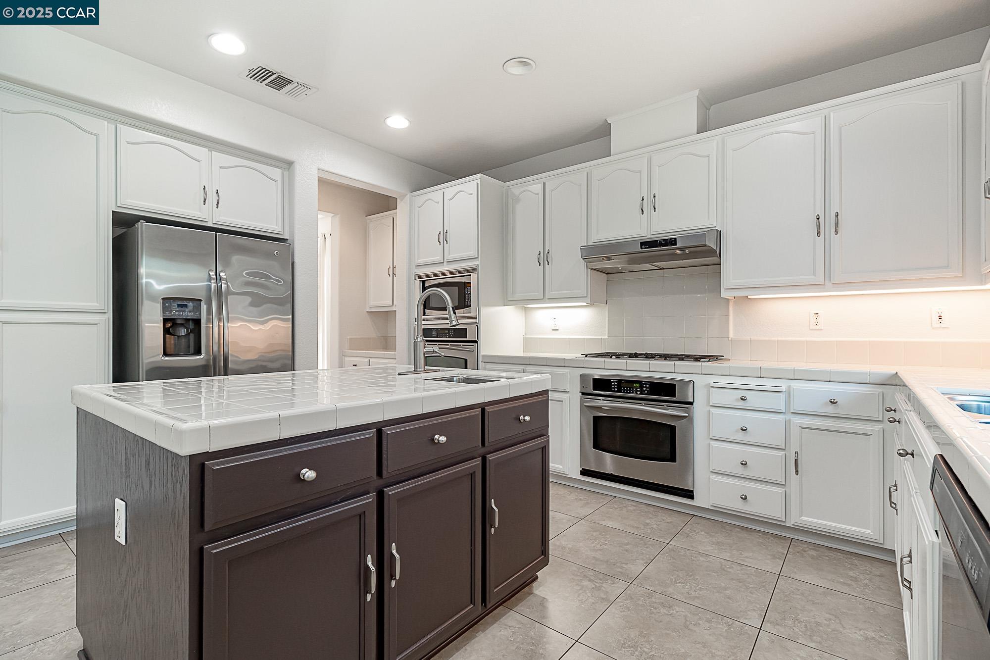 Detail Gallery Image 12 of 35 For 1985 Bankston Dr, Tracy,  CA 95304 - 4 Beds | 3 Baths