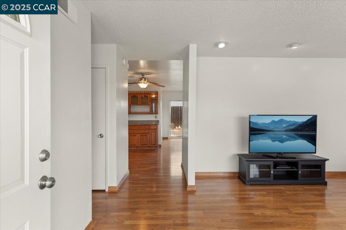 Detail Gallery Image 4 of 28 For 316 Meadows Dr, Vallejo,  CA 94589 - 4 Beds | 2 Baths