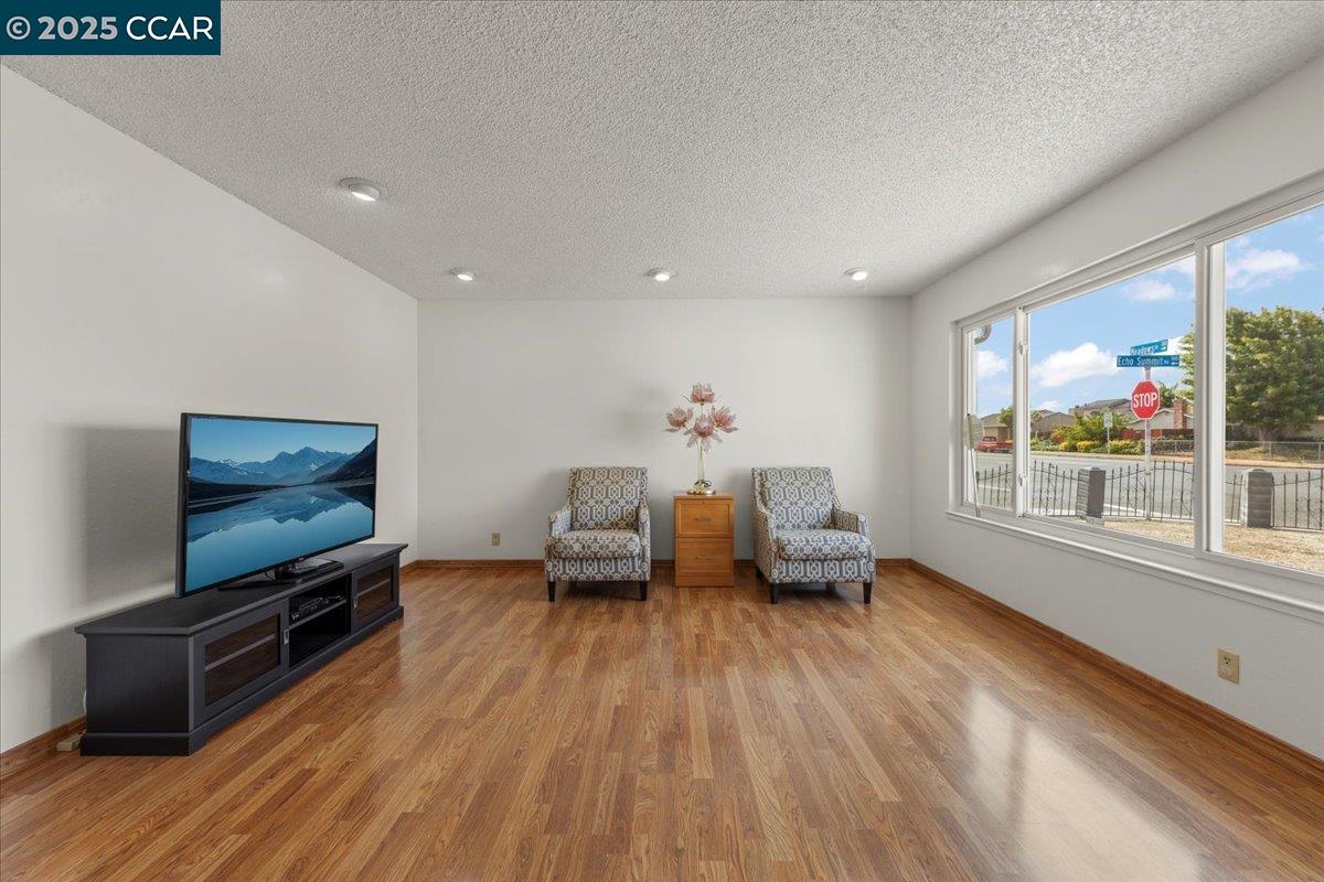 Detail Gallery Image 5 of 28 For 316 Meadows Dr, Vallejo,  CA 94589 - 4 Beds | 2 Baths
