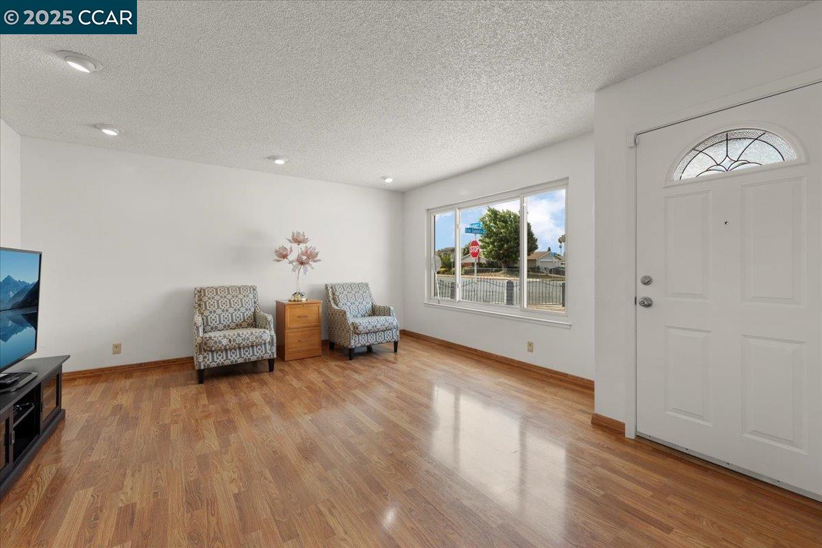 Detail Gallery Image 6 of 28 For 316 Meadows Dr, Vallejo,  CA 94589 - 4 Beds | 2 Baths