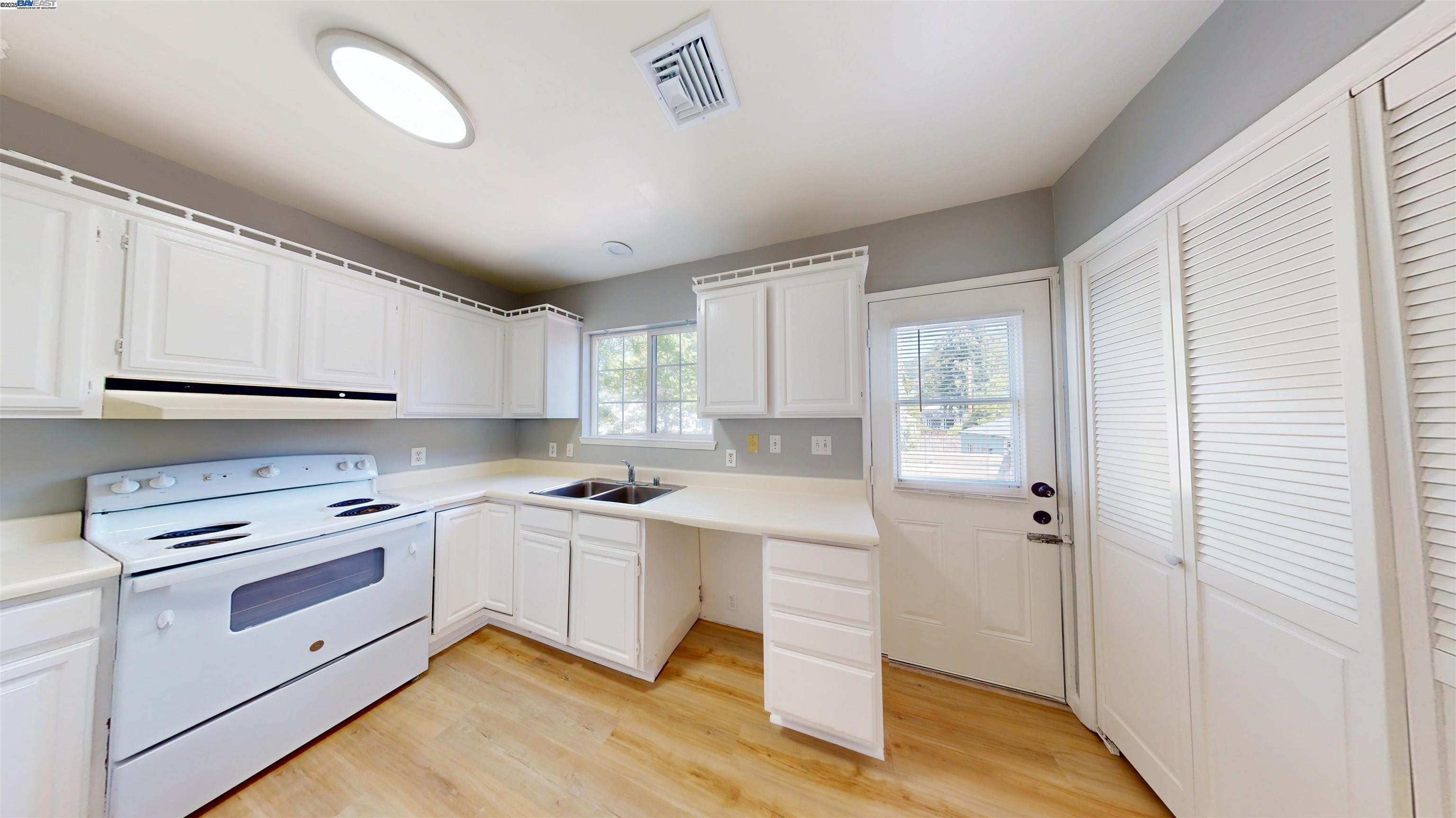 Detail Gallery Image 11 of 16 For 4033 Edwards Ave, Oakland,  CA 94605 - 3 Beds | 2 Baths