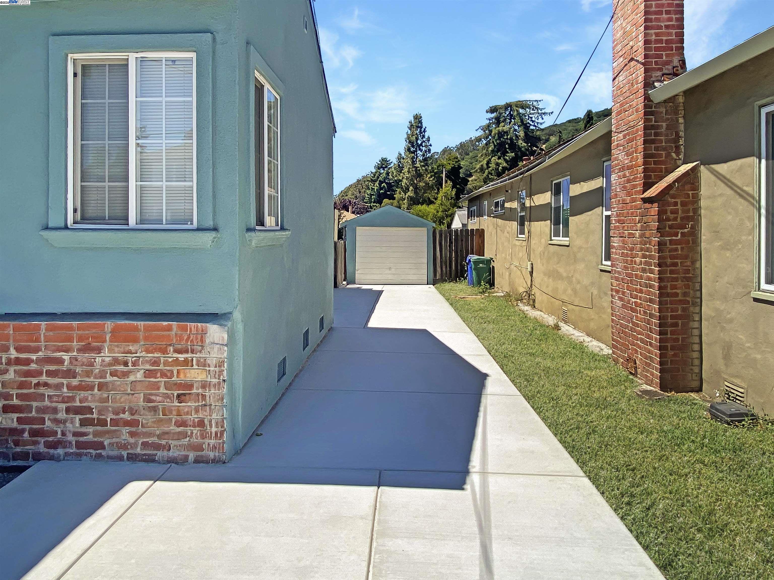 Detail Gallery Image 4 of 16 For 4033 Edwards Ave, Oakland,  CA 94605 - 3 Beds | 2 Baths