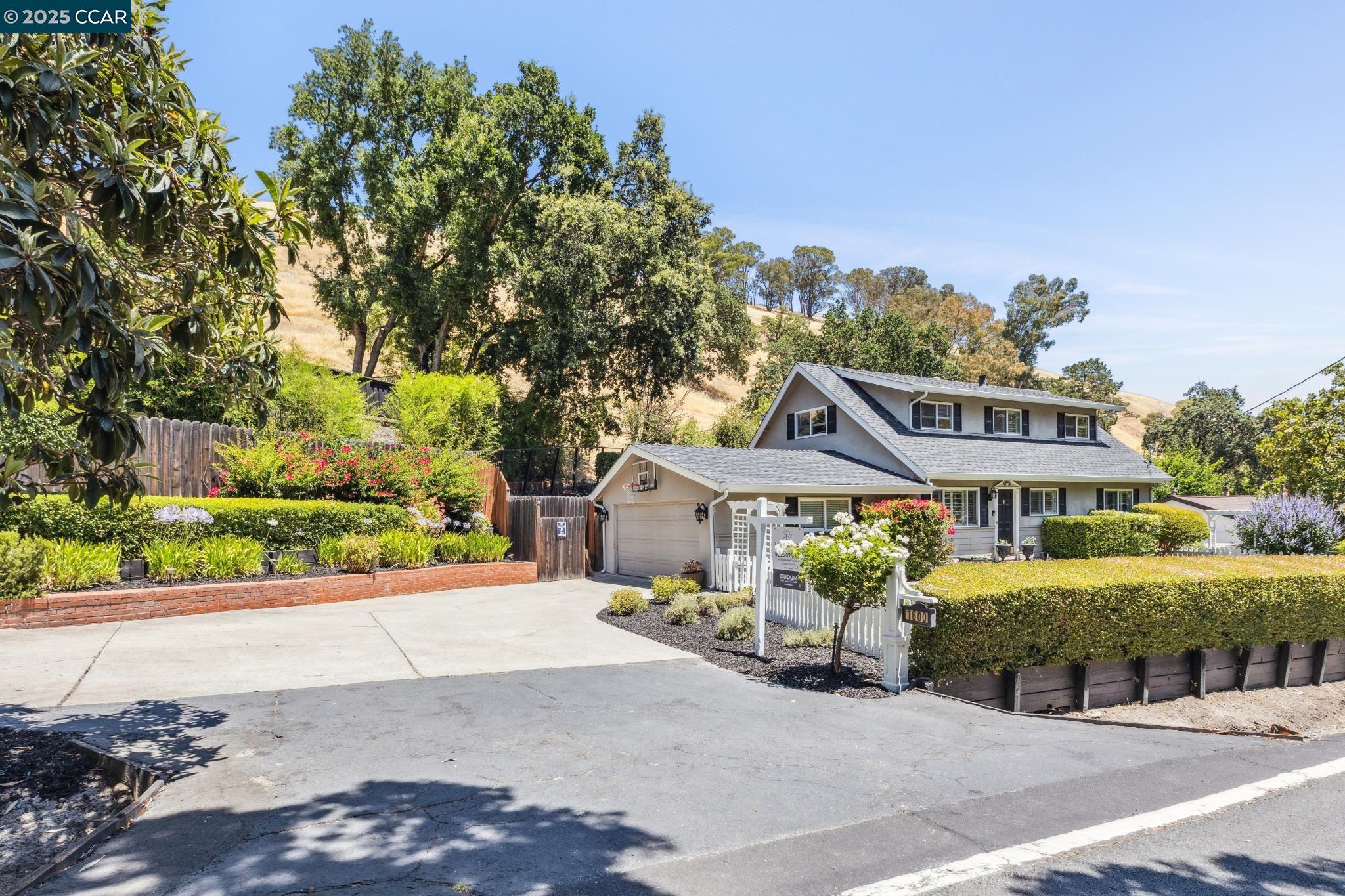 Detail Gallery Image 1 of 30 For 1600 Springbrook Rd, Walnut Creek,  CA 94597 - 4 Beds | 3 Baths