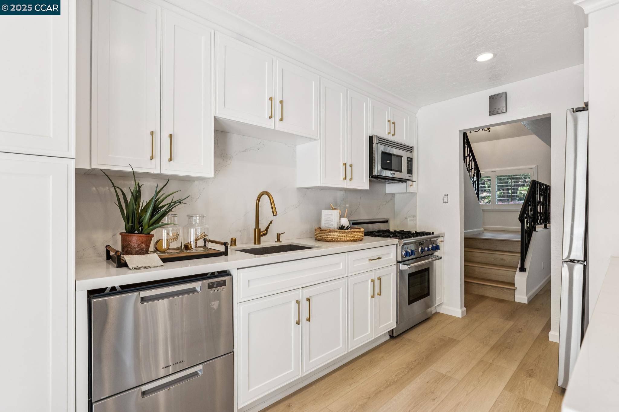 Detail Gallery Image 11 of 30 For 1600 Springbrook Rd, Walnut Creek,  CA 94597 - 4 Beds | 3 Baths