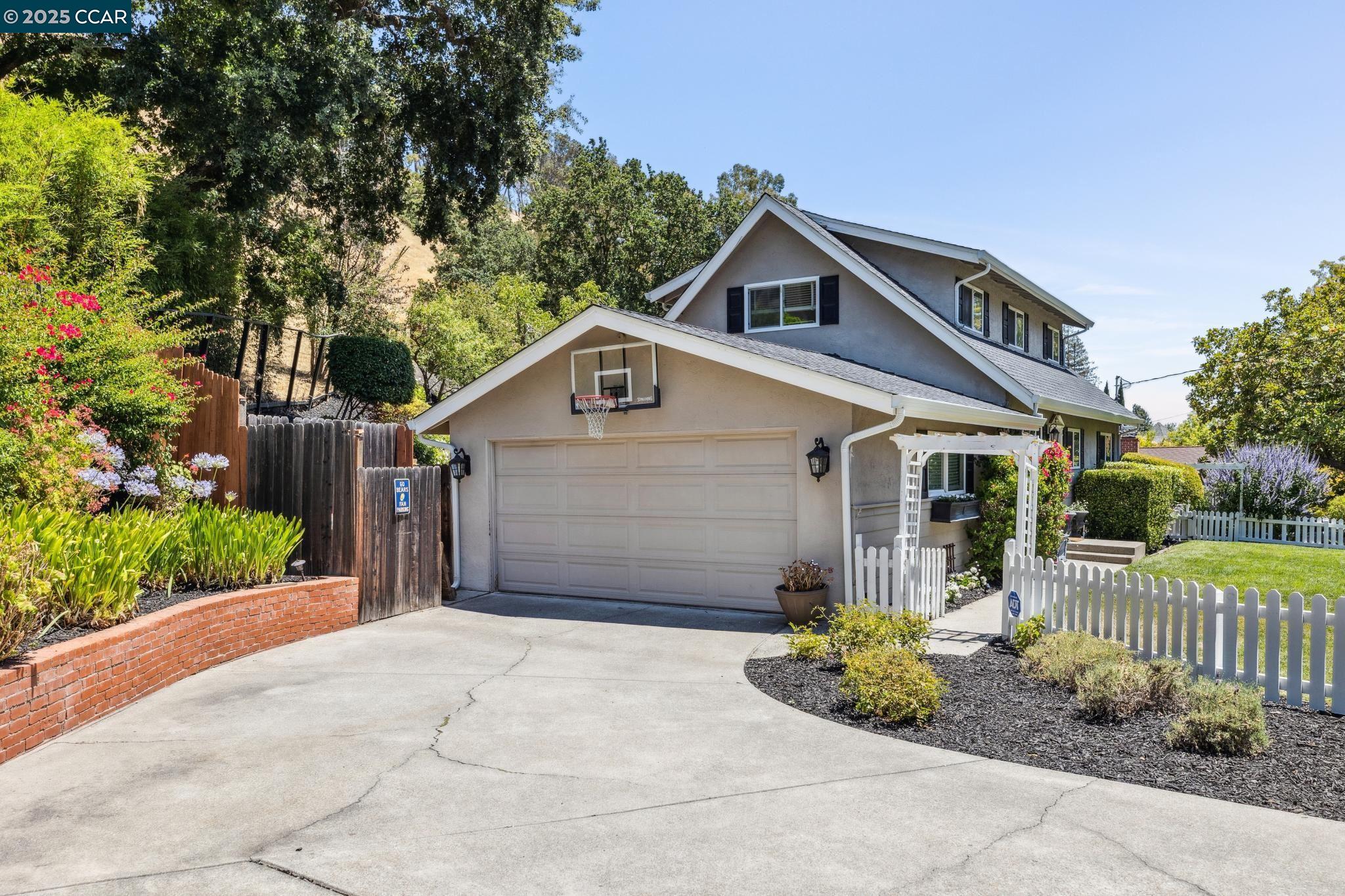 Detail Gallery Image 2 of 30 For 1600 Springbrook Rd, Walnut Creek,  CA 94597 - 4 Beds | 3 Baths