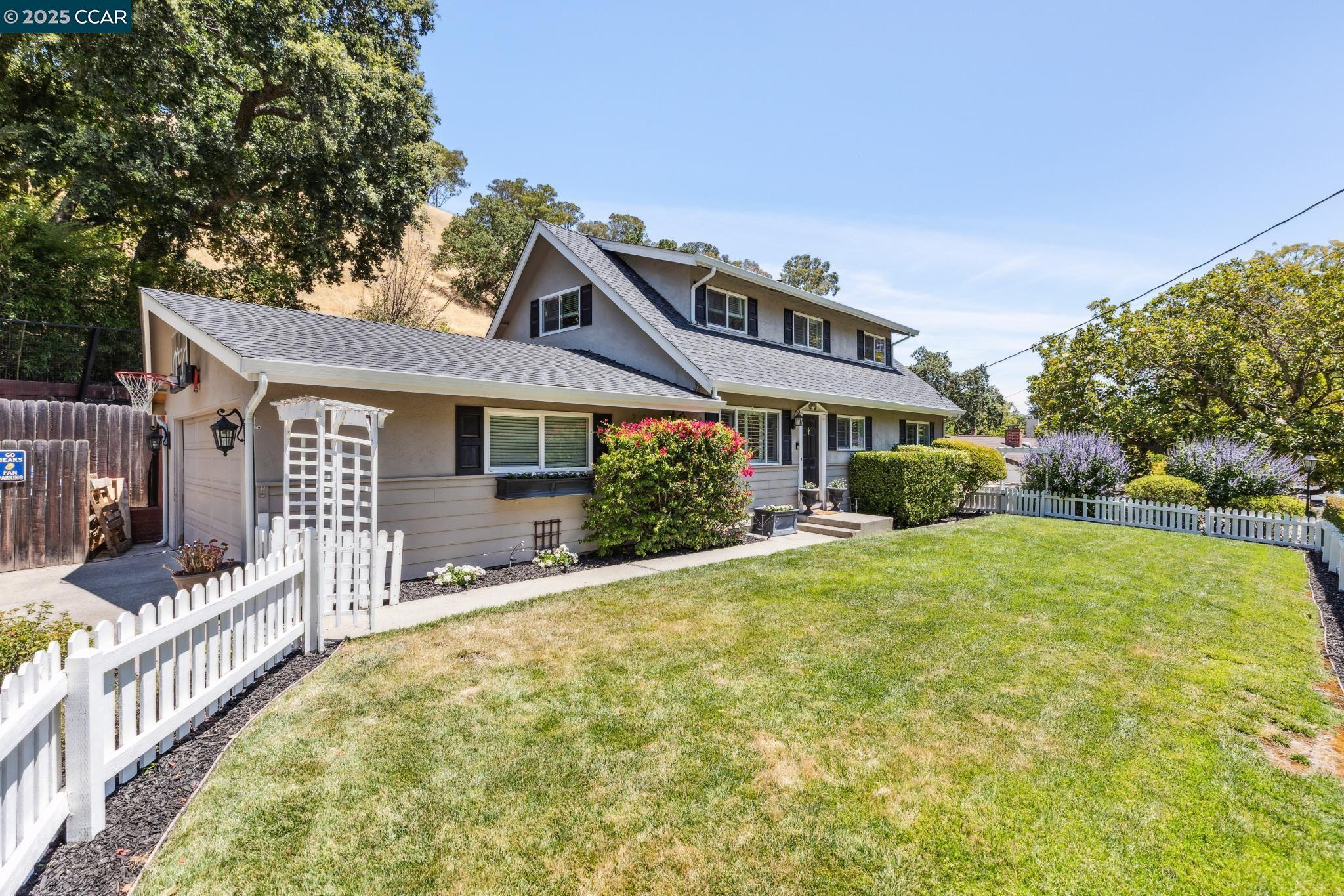 Detail Gallery Image 3 of 30 For 1600 Springbrook Rd, Walnut Creek,  CA 94597 - 4 Beds | 3 Baths