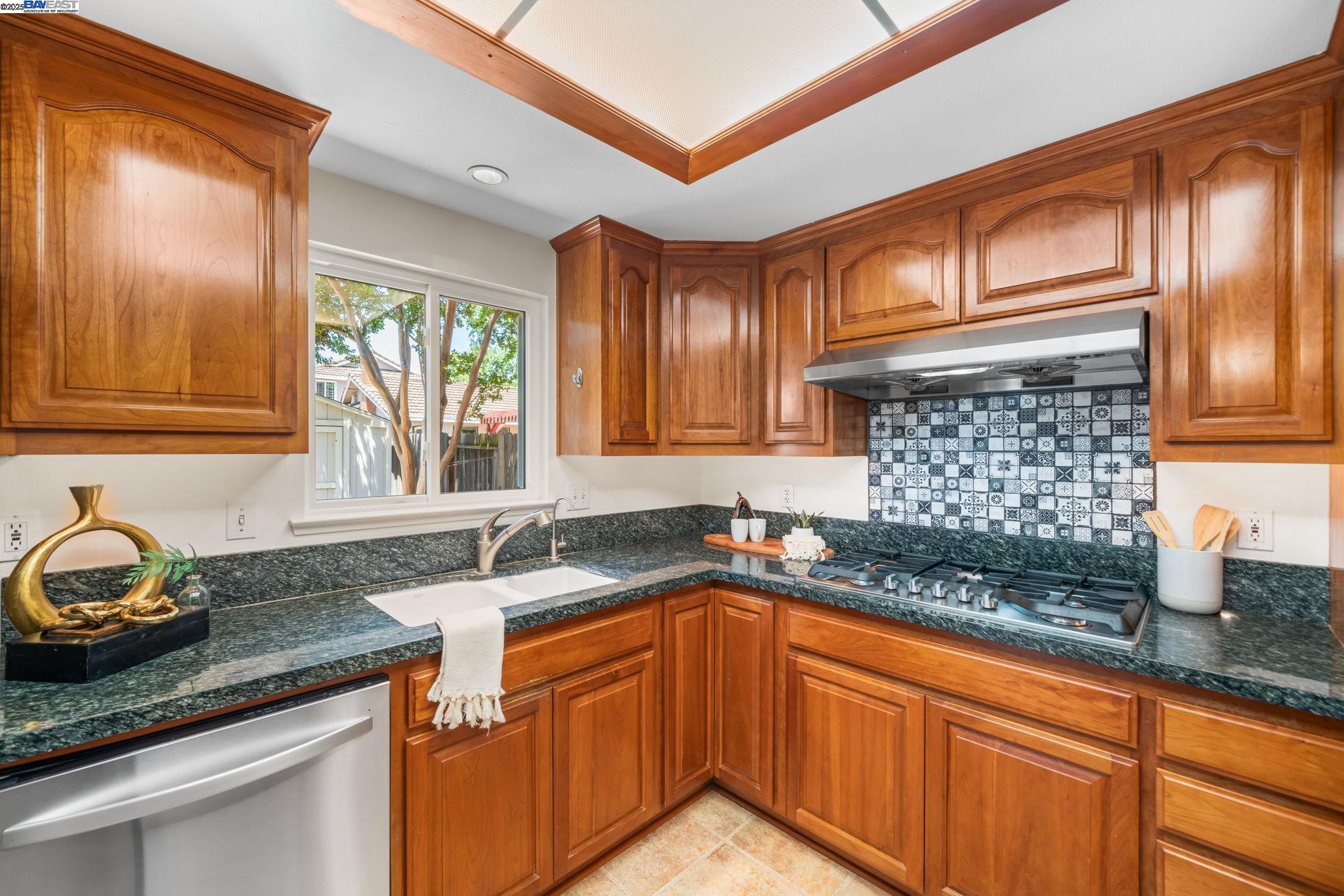 Detail Gallery Image 11 of 53 For 646 Brighton Way, Livermore,  CA 94551 - 5 Beds | 2/1 Baths