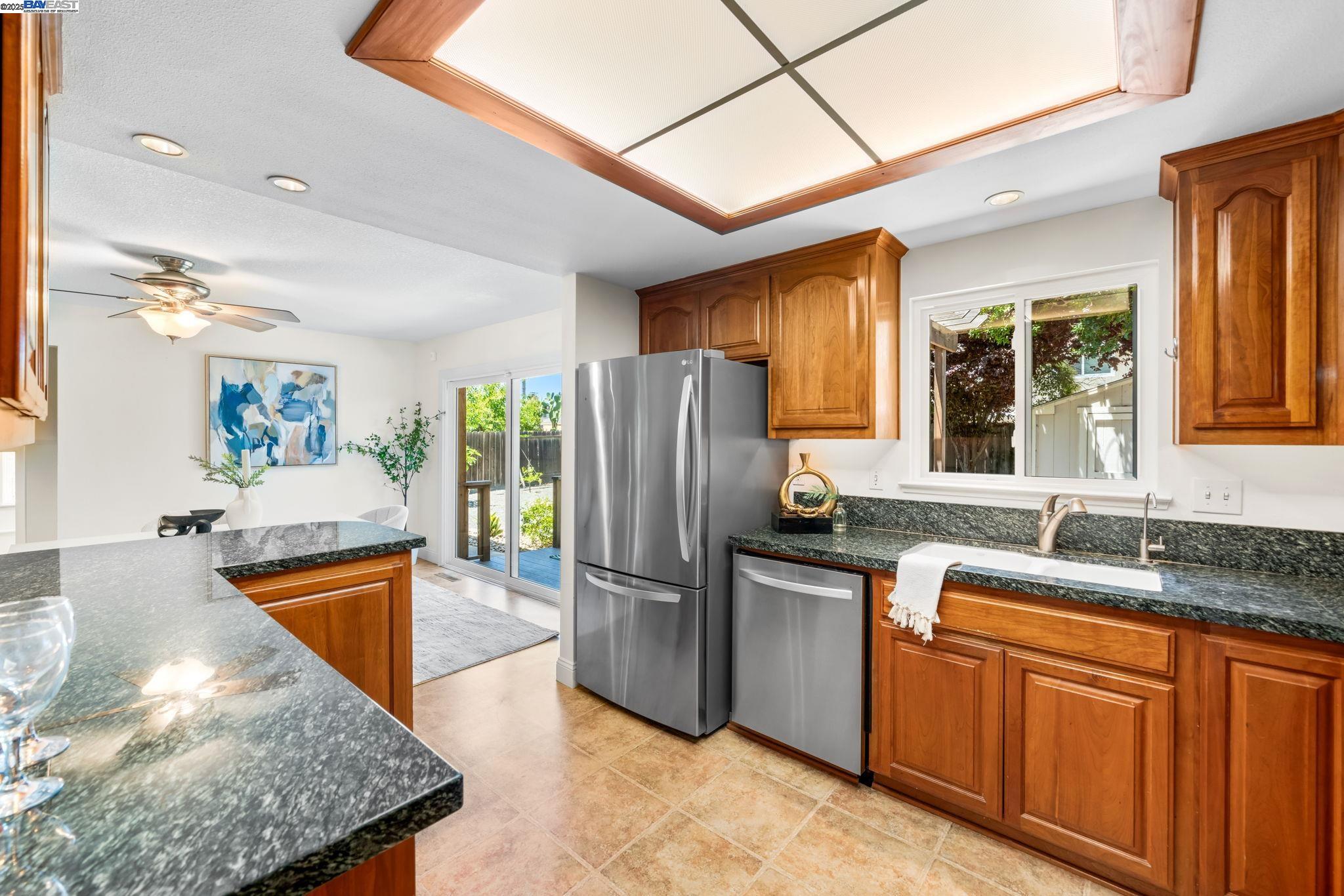 Detail Gallery Image 10 of 53 For 646 Brighton Way, Livermore,  CA 94551 - 5 Beds | 2/1 Baths