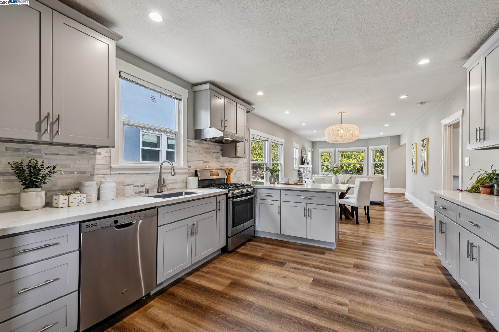 Detail Gallery Image 11 of 49 For 3032 22nd Ave, Oakland,  CA 94602 - 2 Beds | 1/1 Baths
